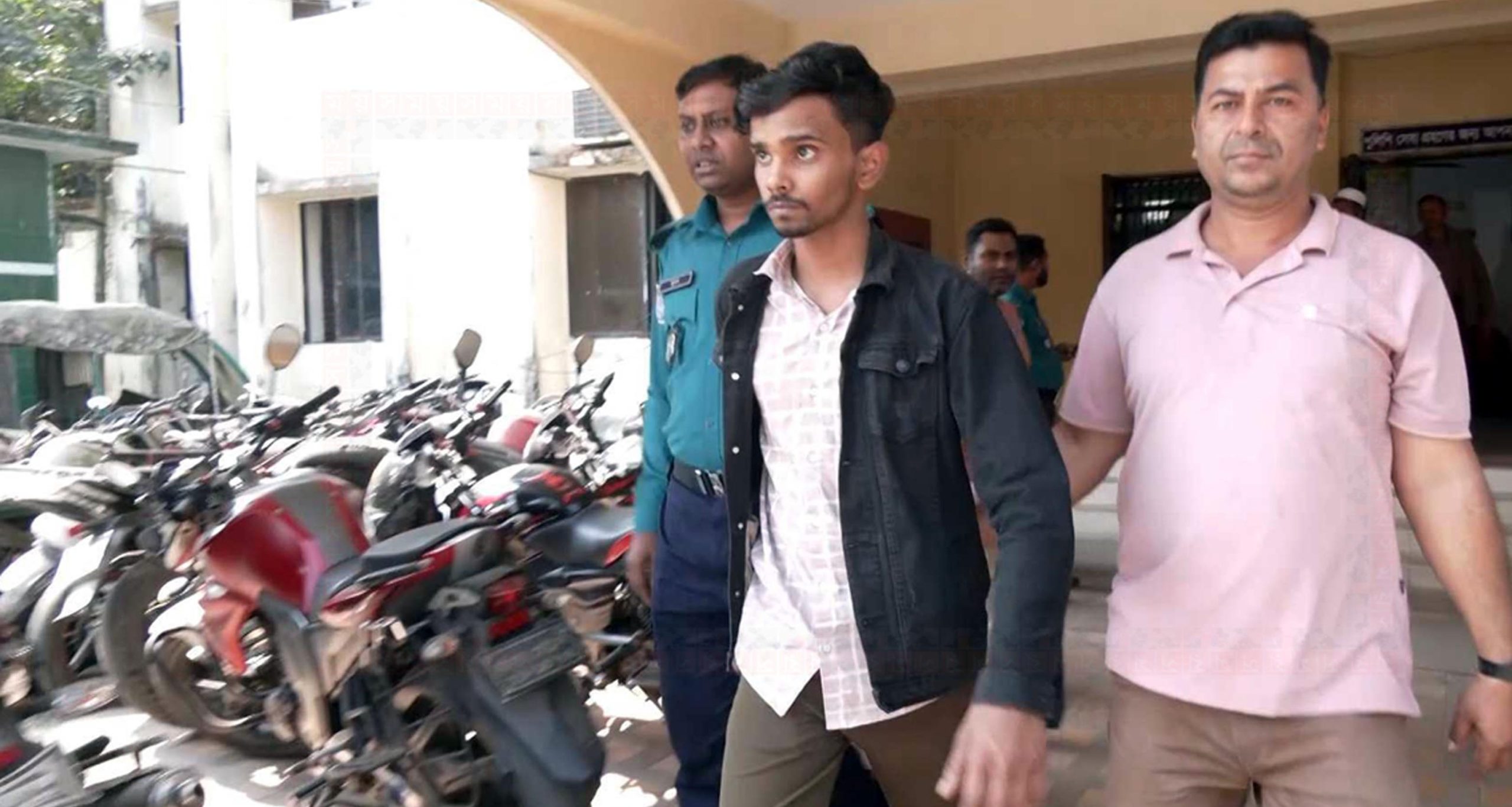 বরিশালে হানি ট্র্যাপে ফেলে মোবাইল চোরকে যেভাভে আটক করল পুলিশ