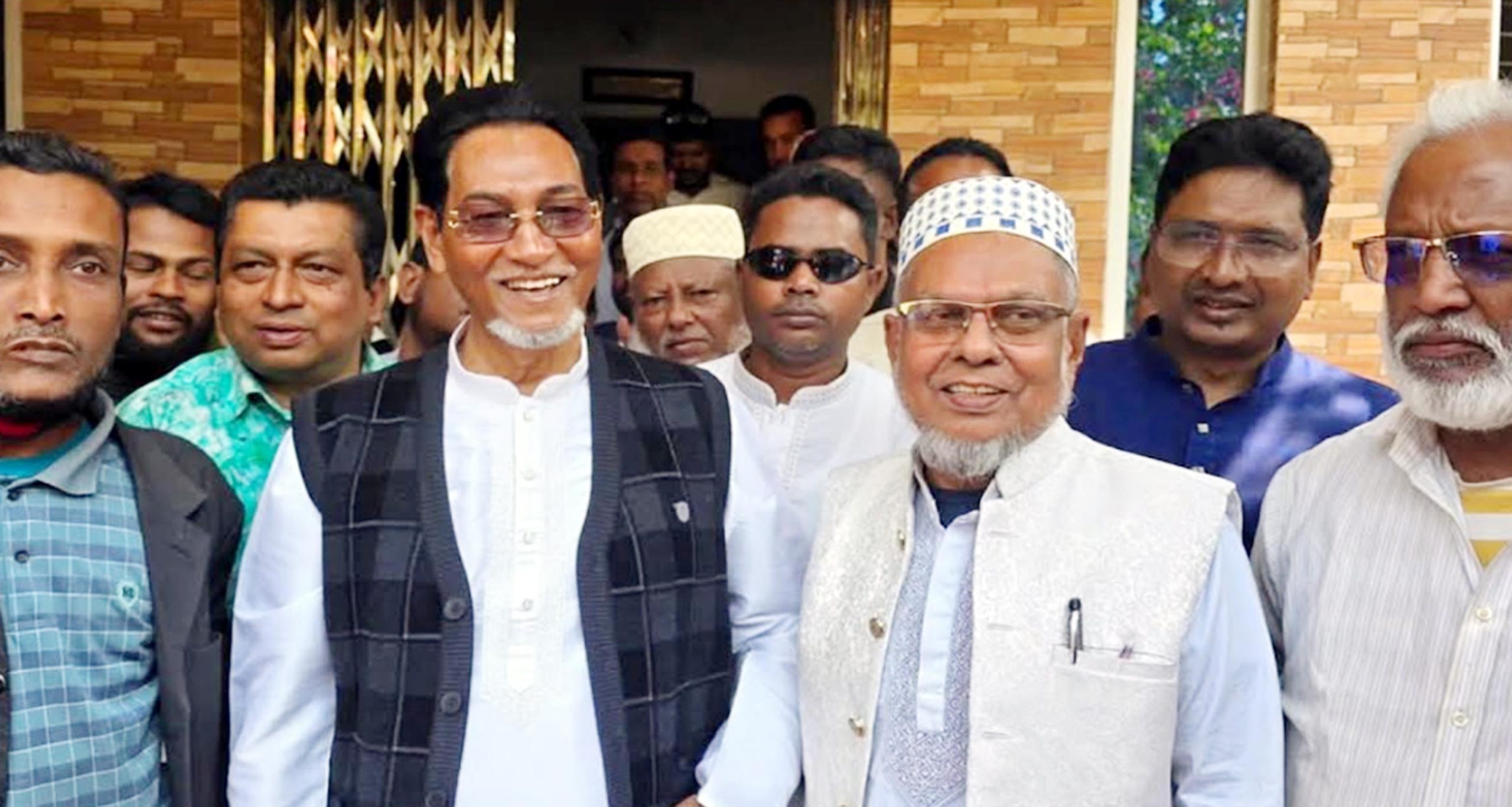 বরগুনা-২ আসনে পরাজিত প্রার্থীর বাসায় বিজয়ী নুরুল ইসলাম মনি
