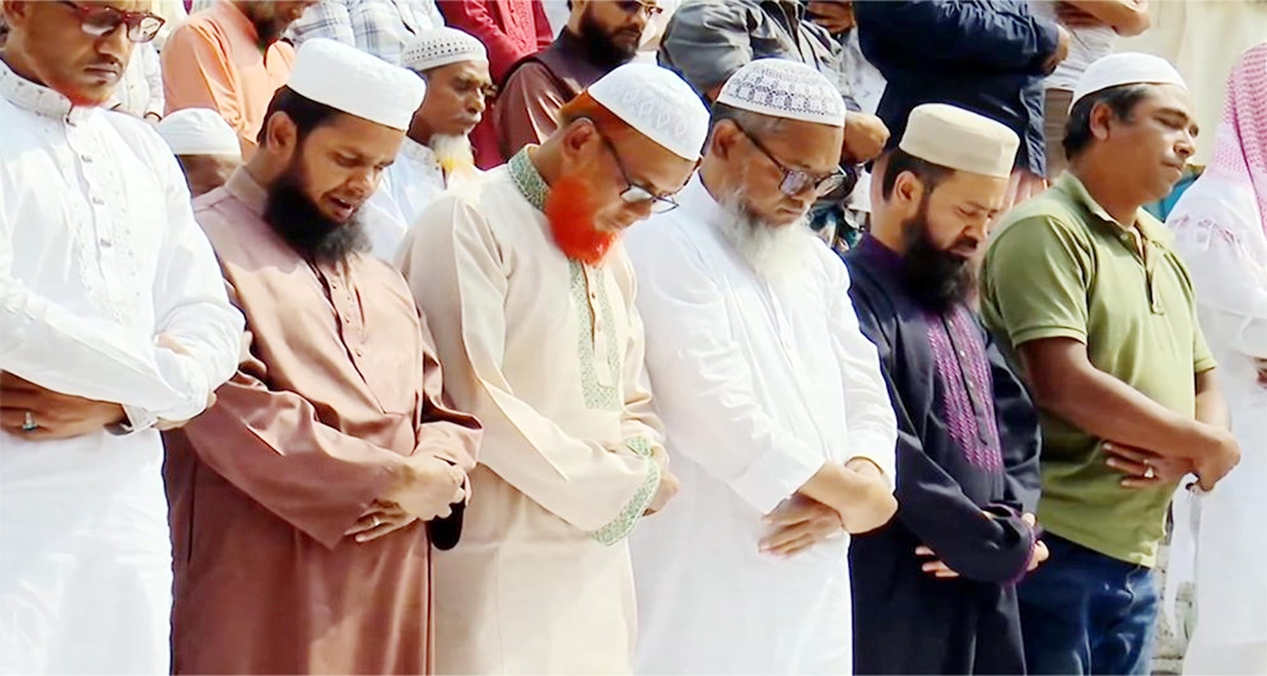 পবিত্র মাহেরমজানের প্রথম জুমায় মসজিদে মুসল্লিদের উপচে পড়া ভিড়