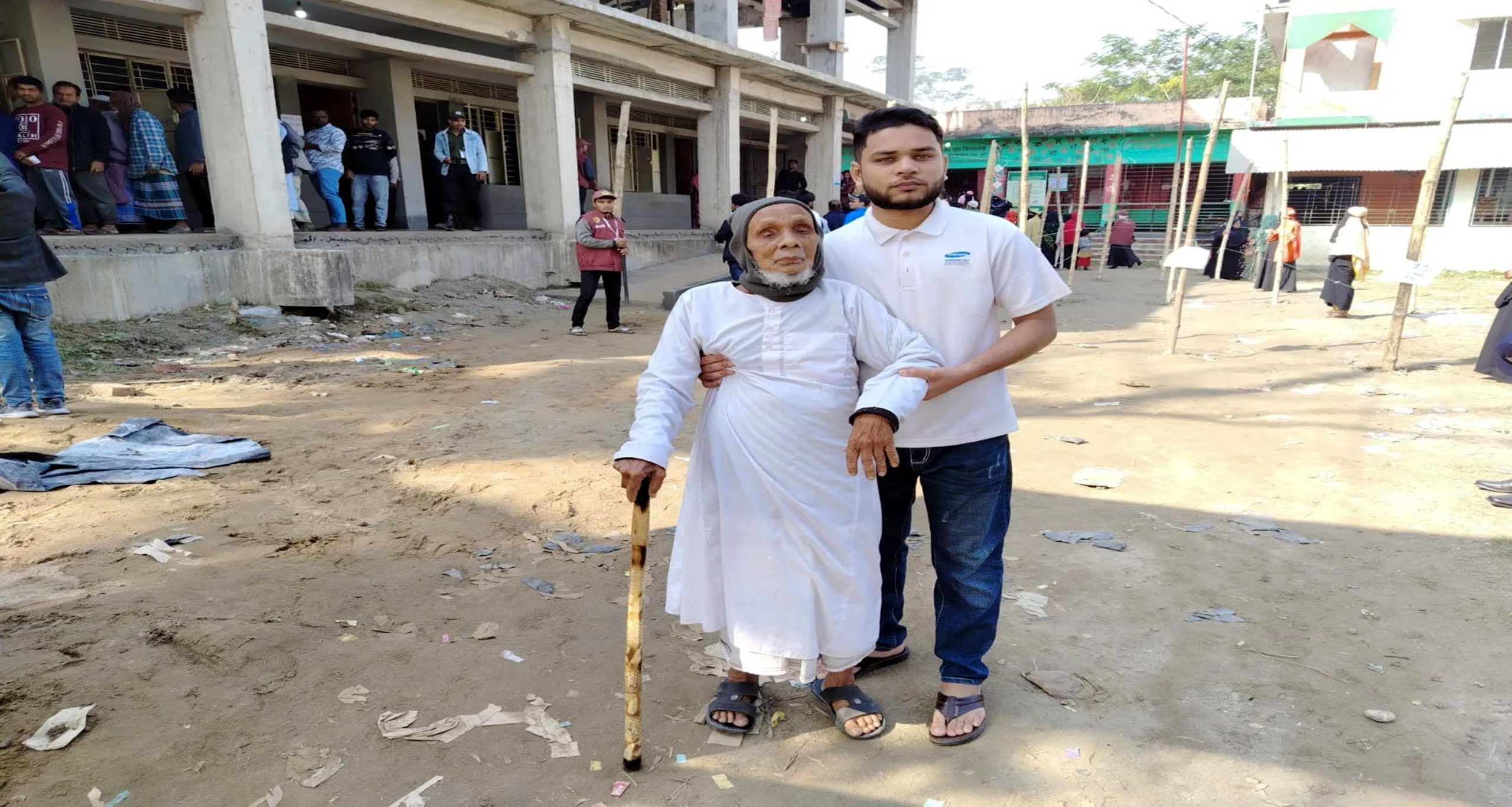 নলছিটিতে ৯৫ বছরেও ভোটের টানে কেন্দ্রে আব্দুল সত্তার গাজী