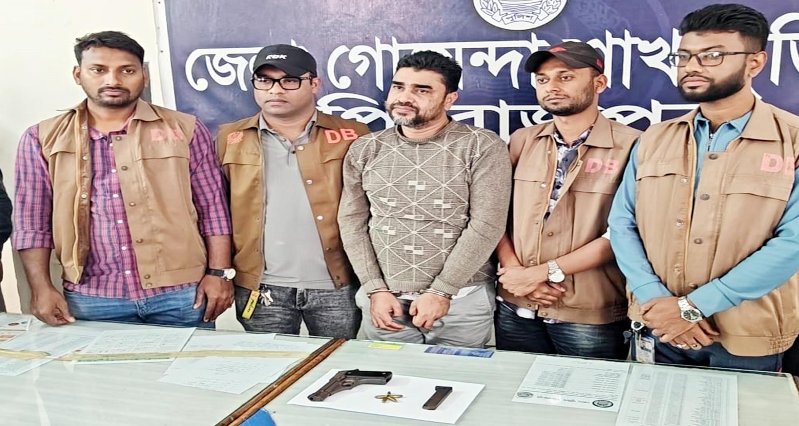 ভাণ্ডারিয়ায় বিদেশী পিস্তল সহ একজনকে গ্রেপ্তার