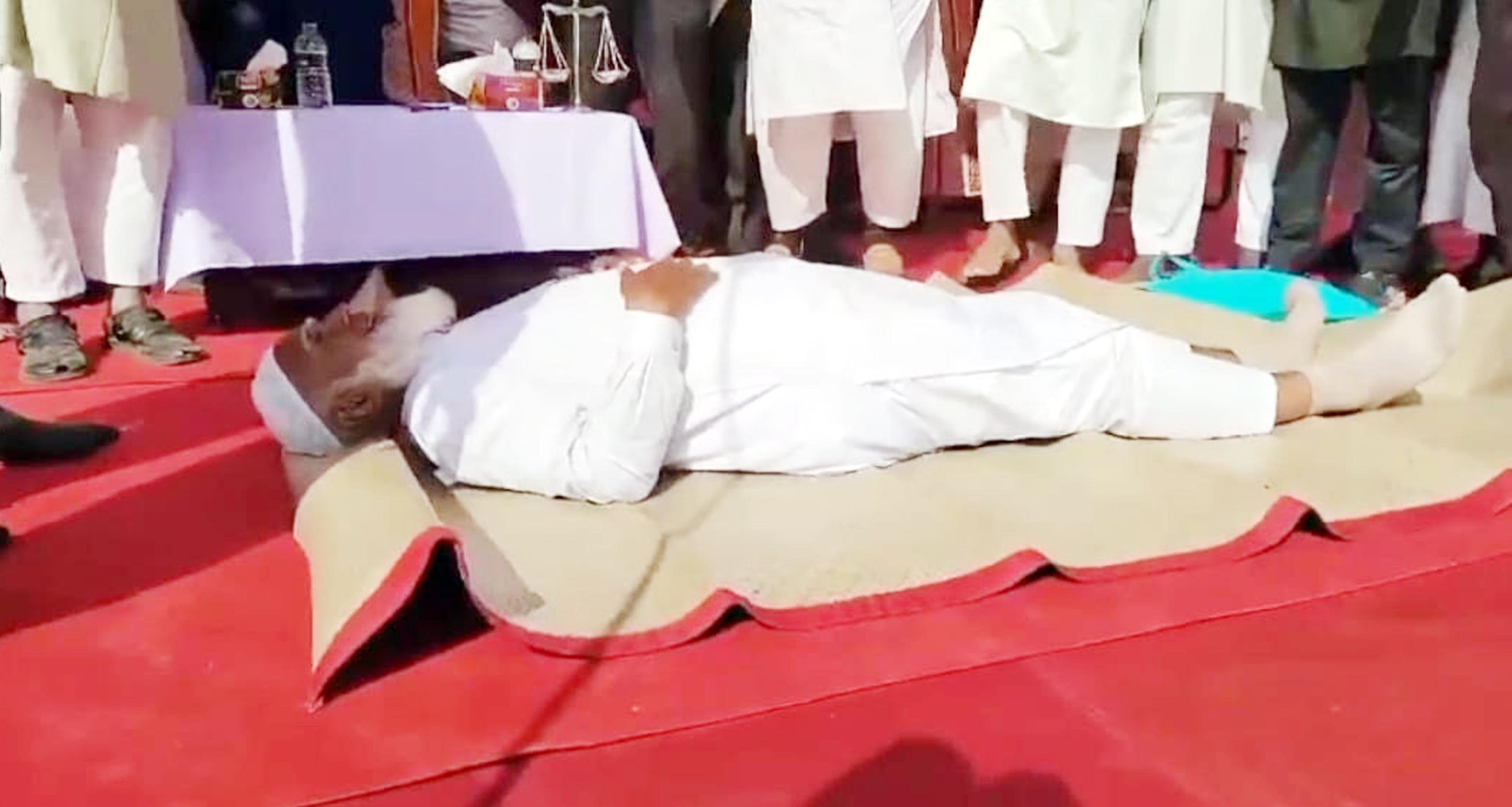 ঝালকাঠিতে জনসভা মঞ্চেই শীতলপাটিতে শুয়ে পড়লেন জামায়াত আমীর