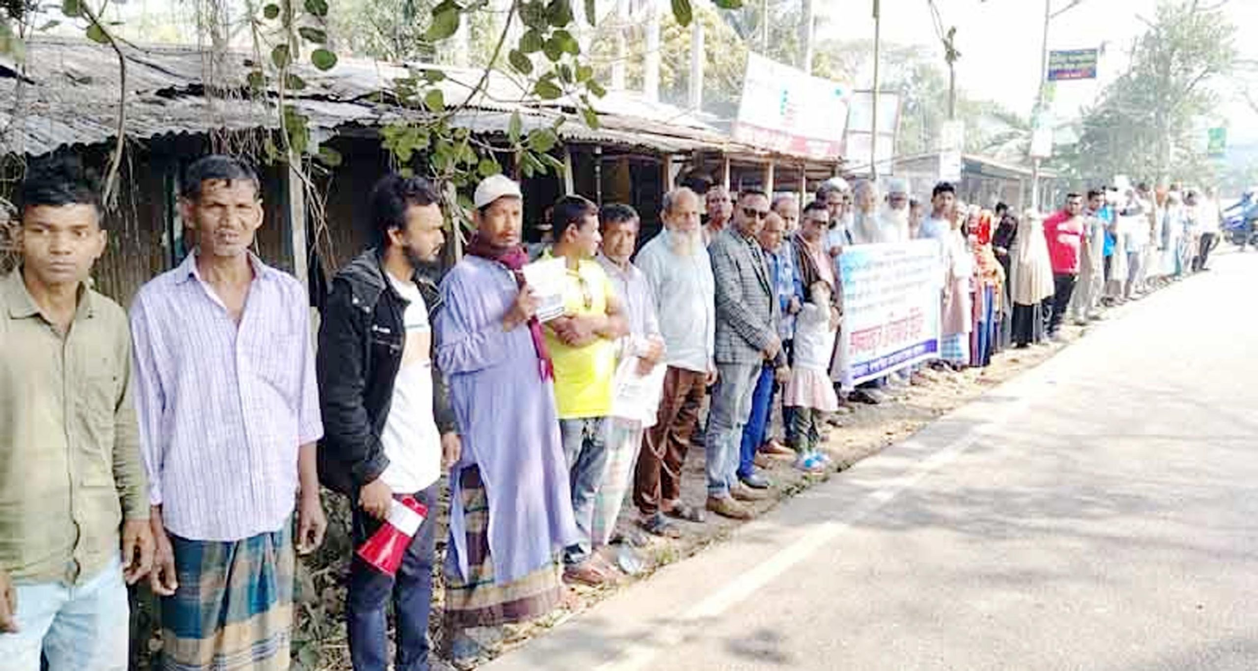নলছিটিতে ভূমি জরিপ কর্মকর্তাদের দুর্নীতির বিরুদ্ধে মানববন্ধন