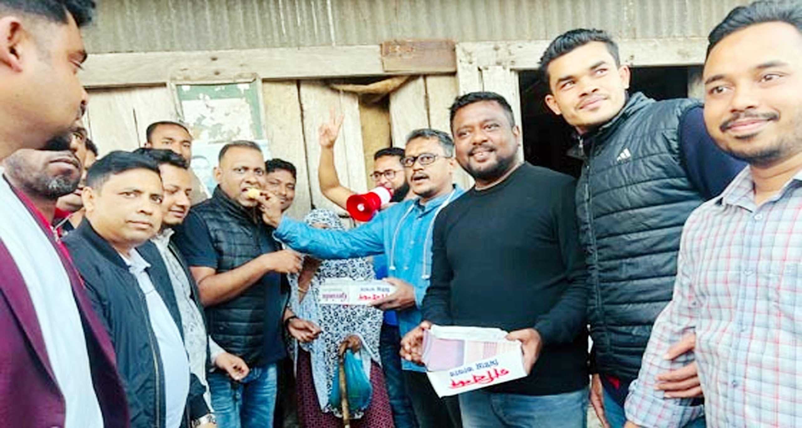 সোহেল মনজুর সুমন প্রতিমন্ত্রী হওয়ায় কাউখালীতে মিষ্টি বিতরণ