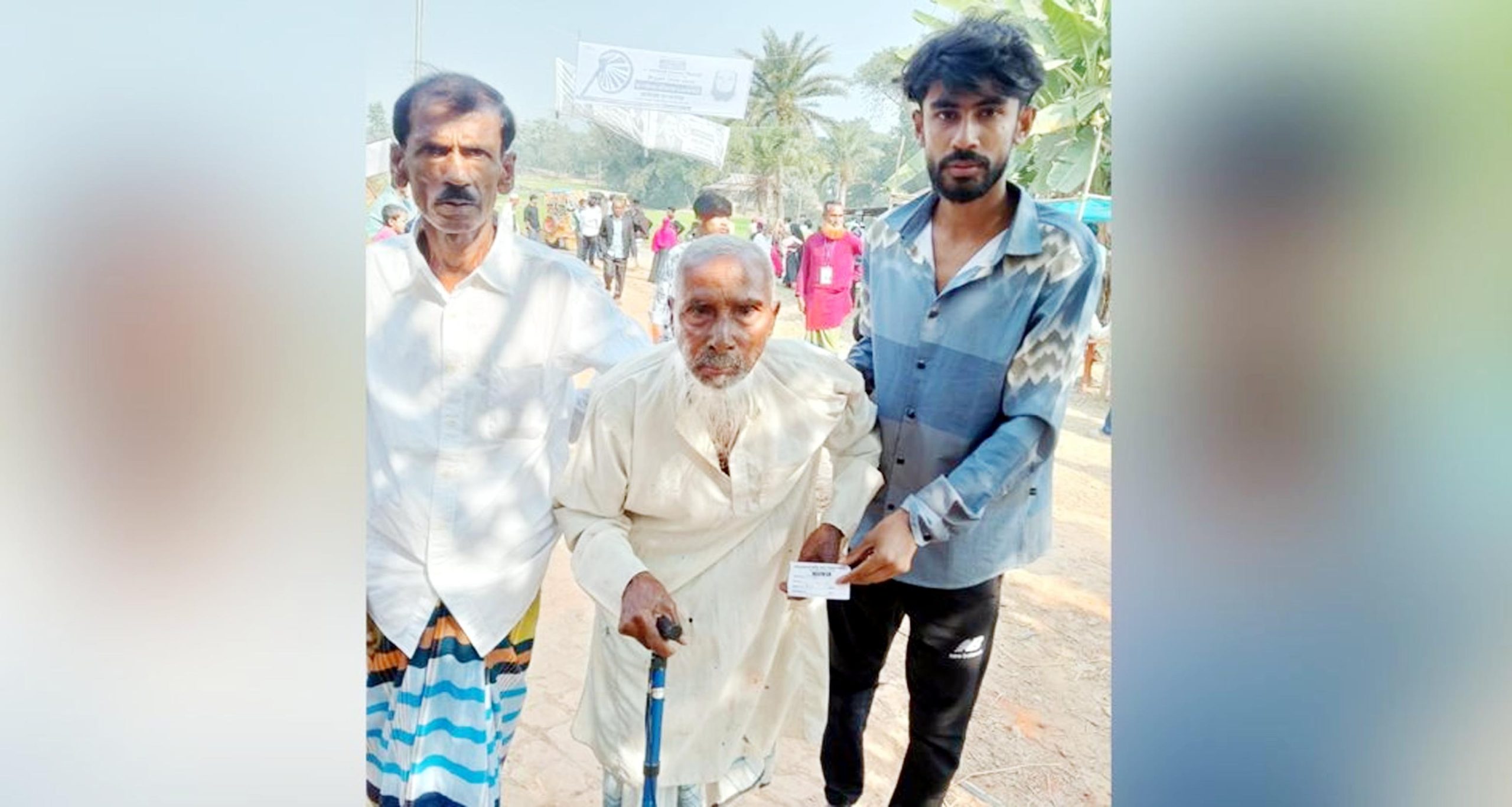 পছন্দের প্রার্থীকে ভোট দিলেন ১১০ বছরের বাজিত খান