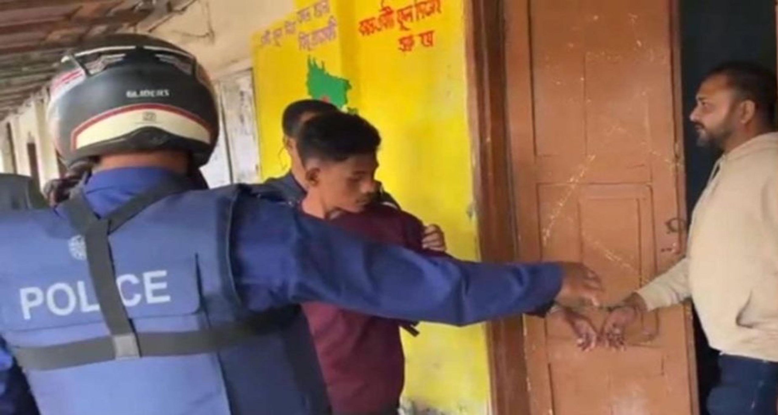 কলাপাড়ায় জালভোট দেওয়ার চেষ্টা, আটক ২
