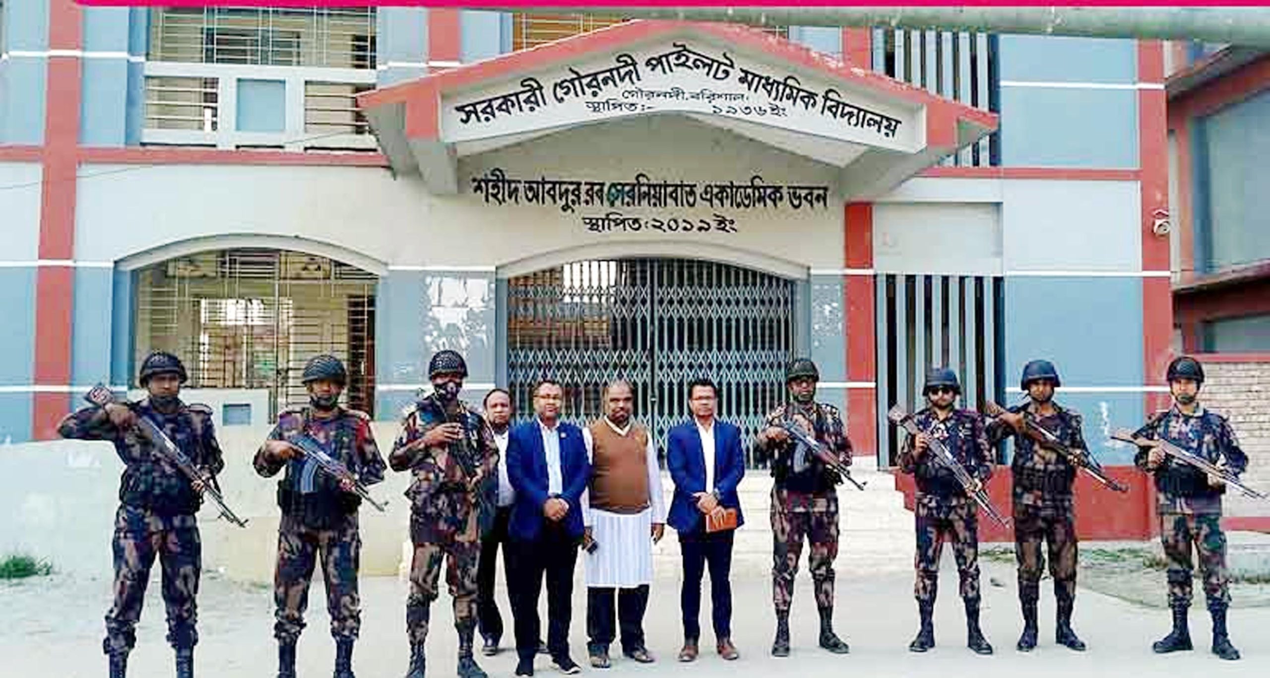 গৌরনদীতে ভোট কেন্দ্র পরিদর্শনে নির্বাহী ম্যাজিস্ট্রেট