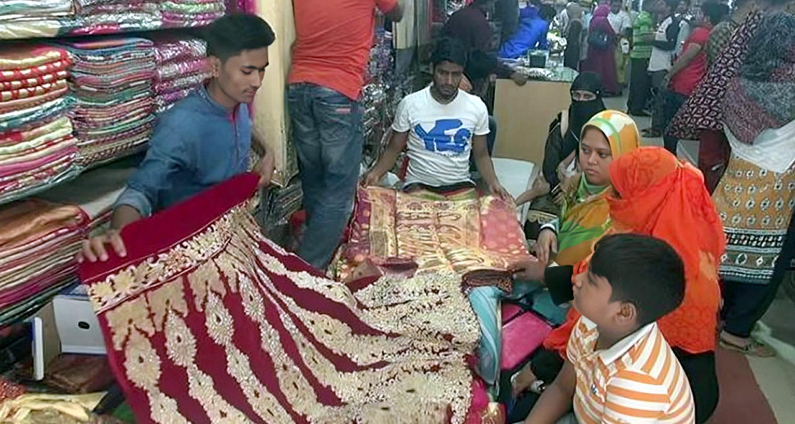 জমে উঠছে ভোলার ঈদ বাজার