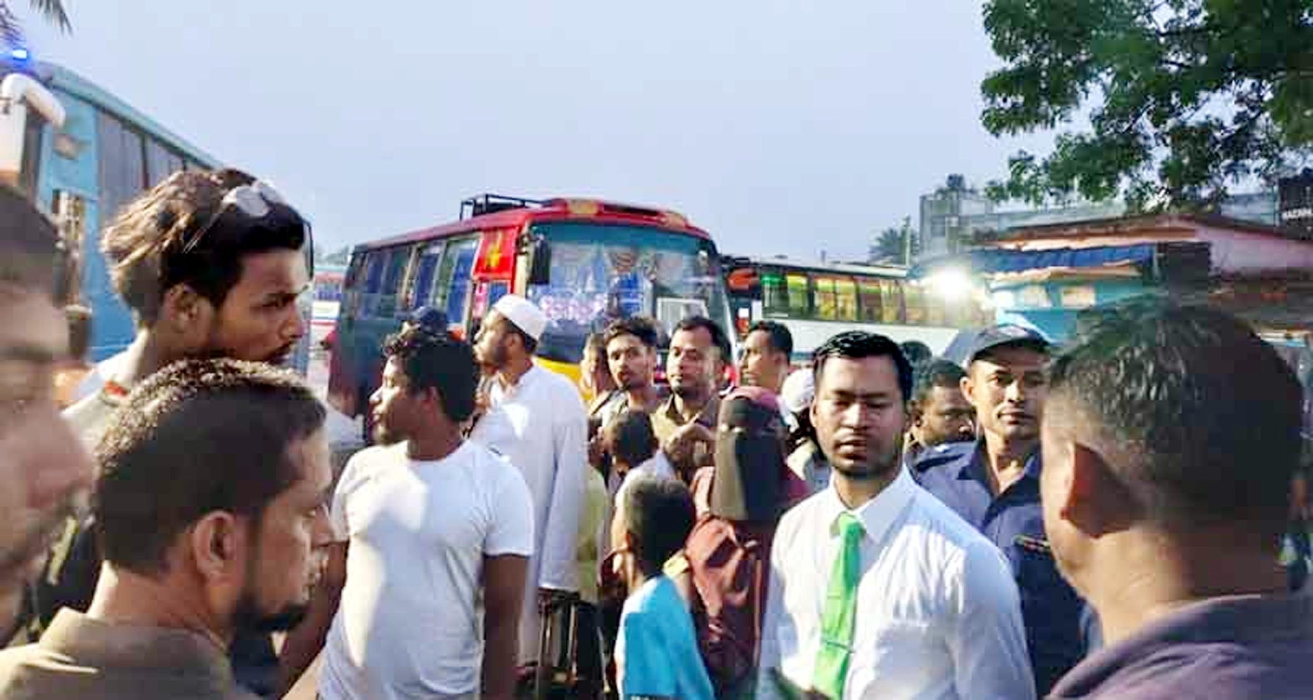 জ্বালানি সংকটের অজুহাতে ২০০ টাকার ভাড়া ৮০০, দুই বাসকে জরিমানা
