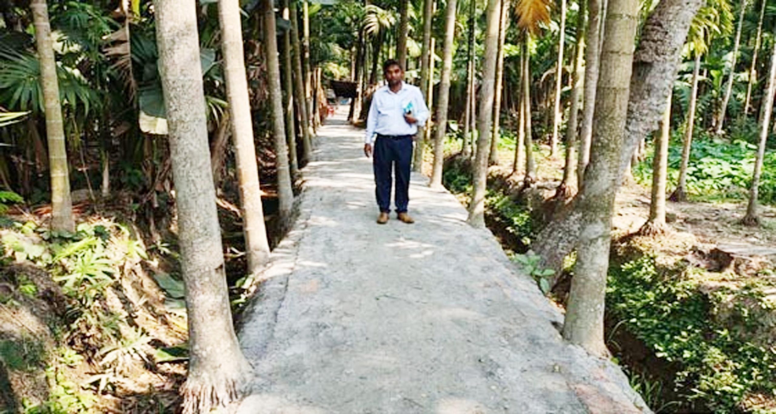 পিরোজপুরে ইউপি সদস্যের জালিয়াতি, সরকারী ইট দিয়ে নিজ বাড়ির রাস্তা তৈরি