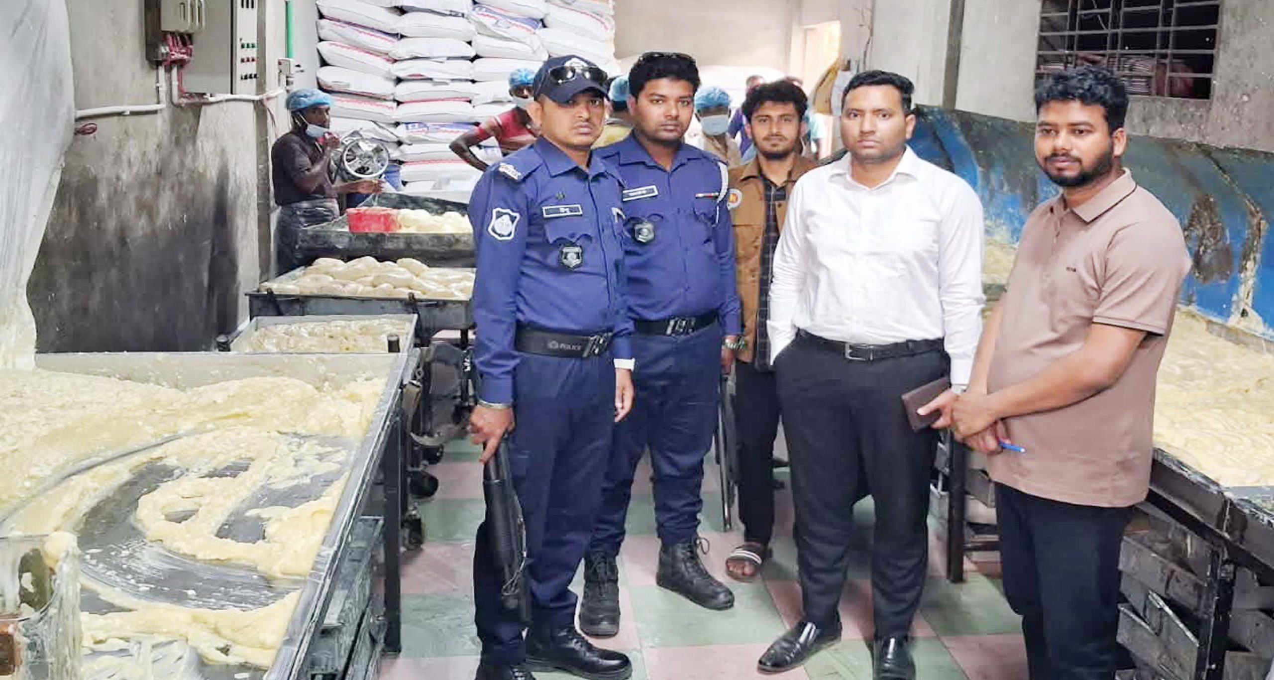 লালমোহনে ইটভাটা ও সেমাই কারখানায় ভ্রাম্যমাণ আদালতের অভিযান