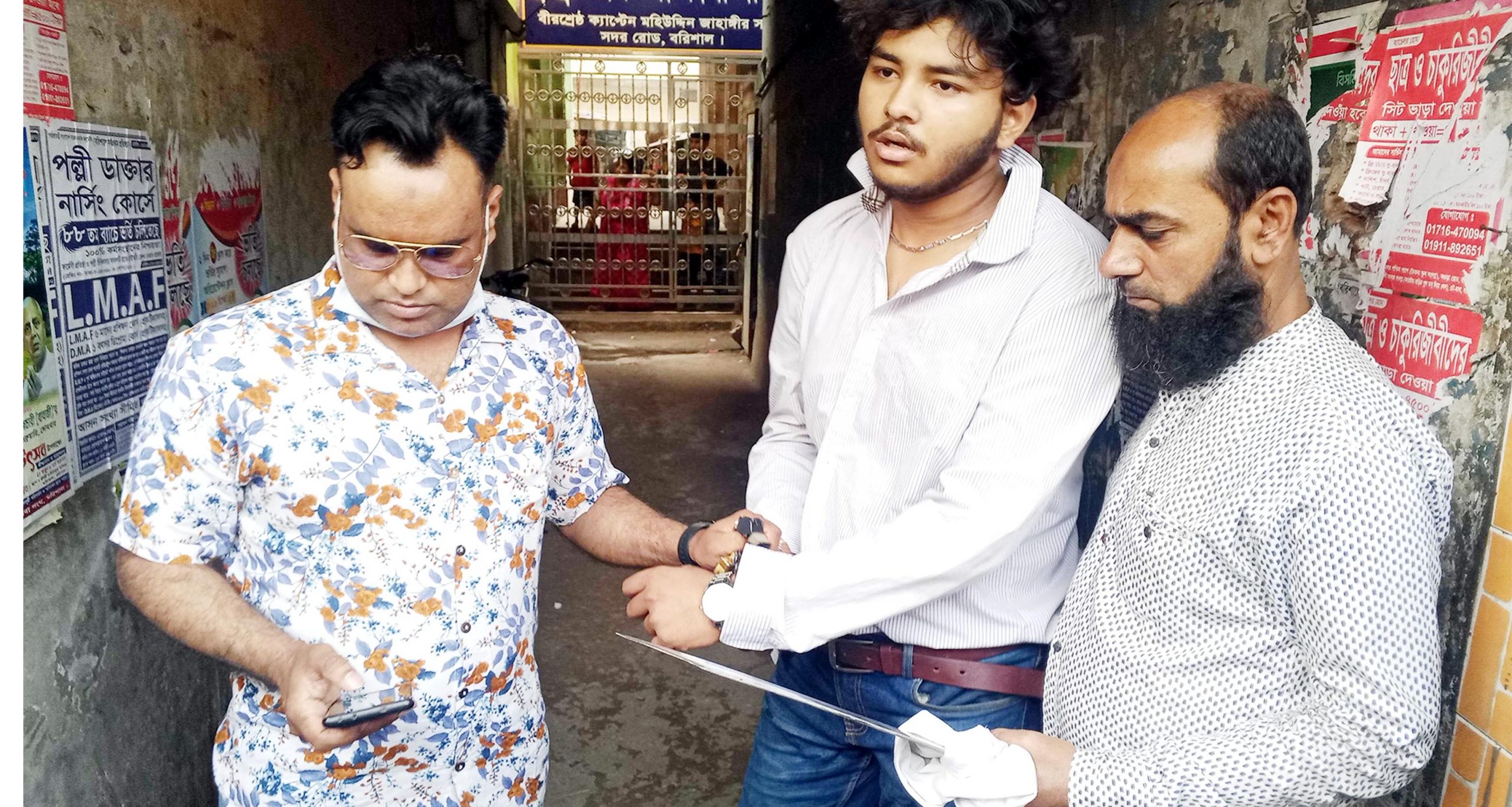 বরিশালে চশমার দোকানে প্রেমিকের ‘দা’ নিয়ে হামলা : লেন্স পাল্টানো নিয়ে তুলকালাম