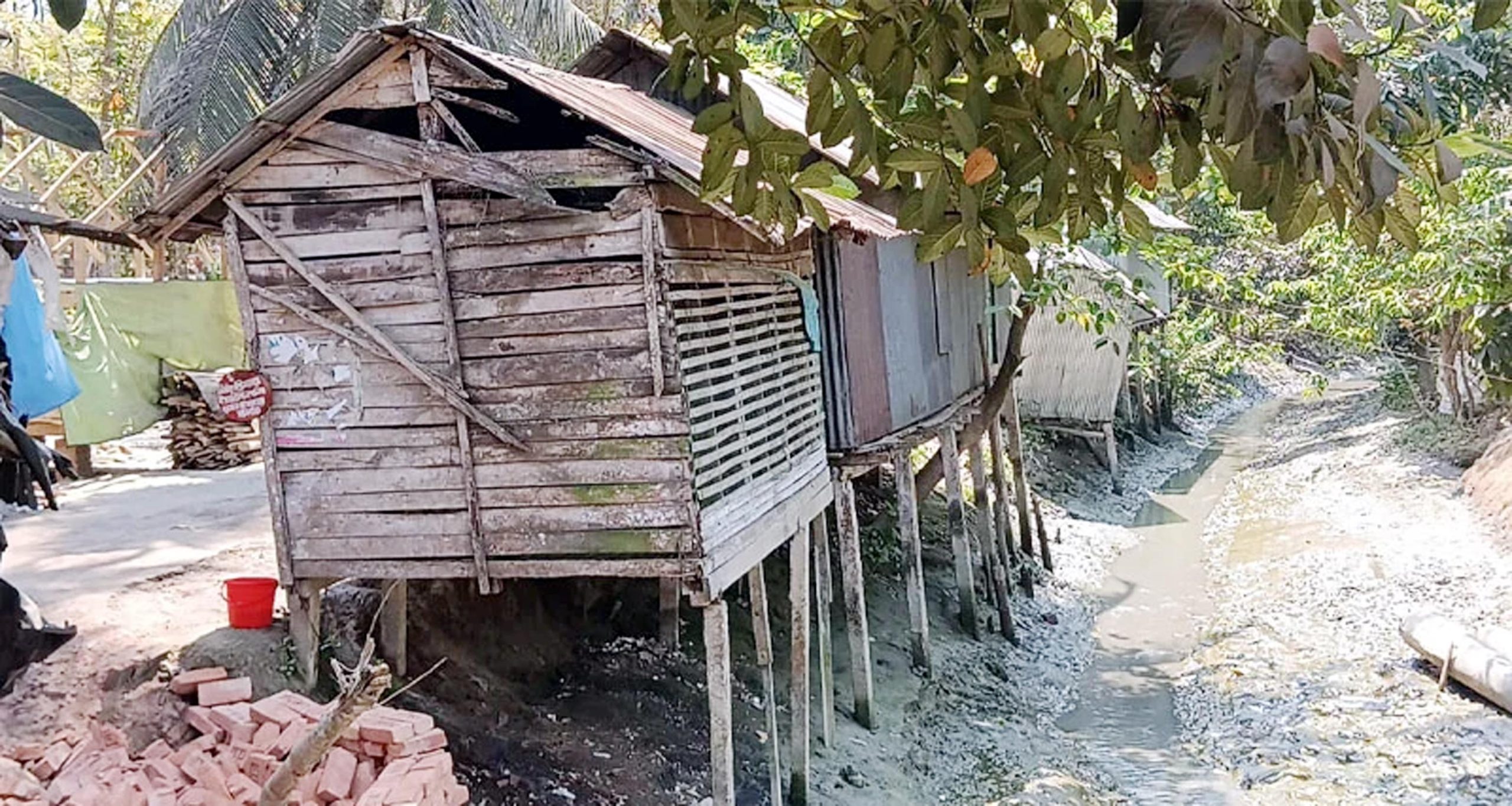 নেছারাবাদে সরকারি খাল দখল করে দোকান নির্মাণ, উচ্ছেদের দাবি
