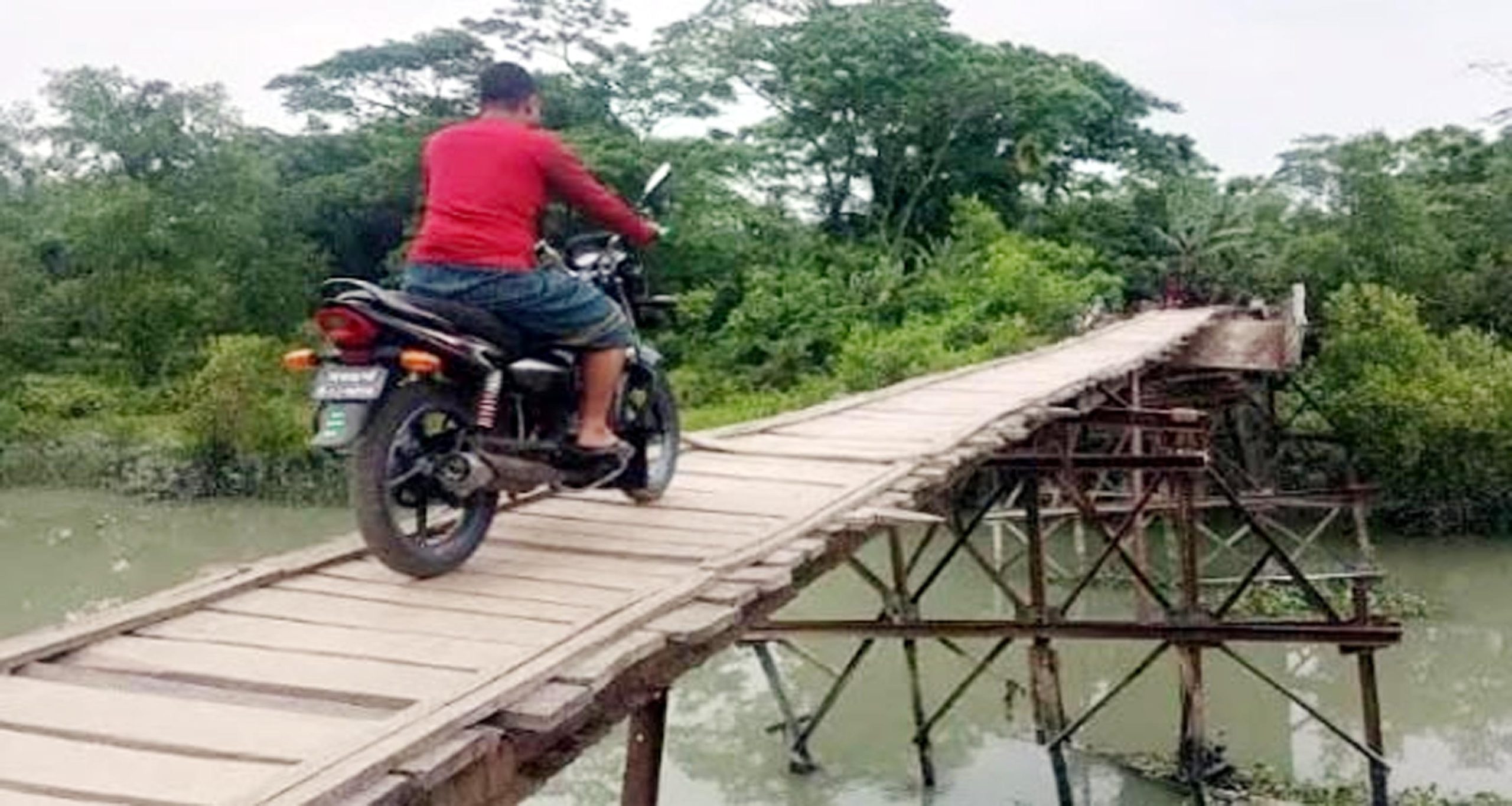 ঝুঁকির ১২ বছর : সংস্কারহীন সেতুতেই চলাচল করছে বরগুনার মানুষ