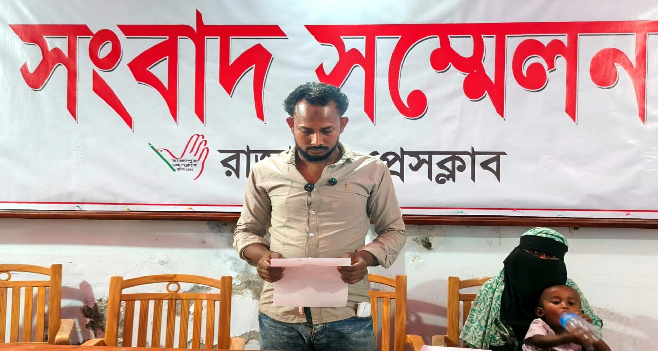 ঝালকাঠির রাজাপুরে ‘চাঁদা না দেওয়ায়’ ব্যাবসায়ীকে মারধর ও হুমকি’র অভিযোগ