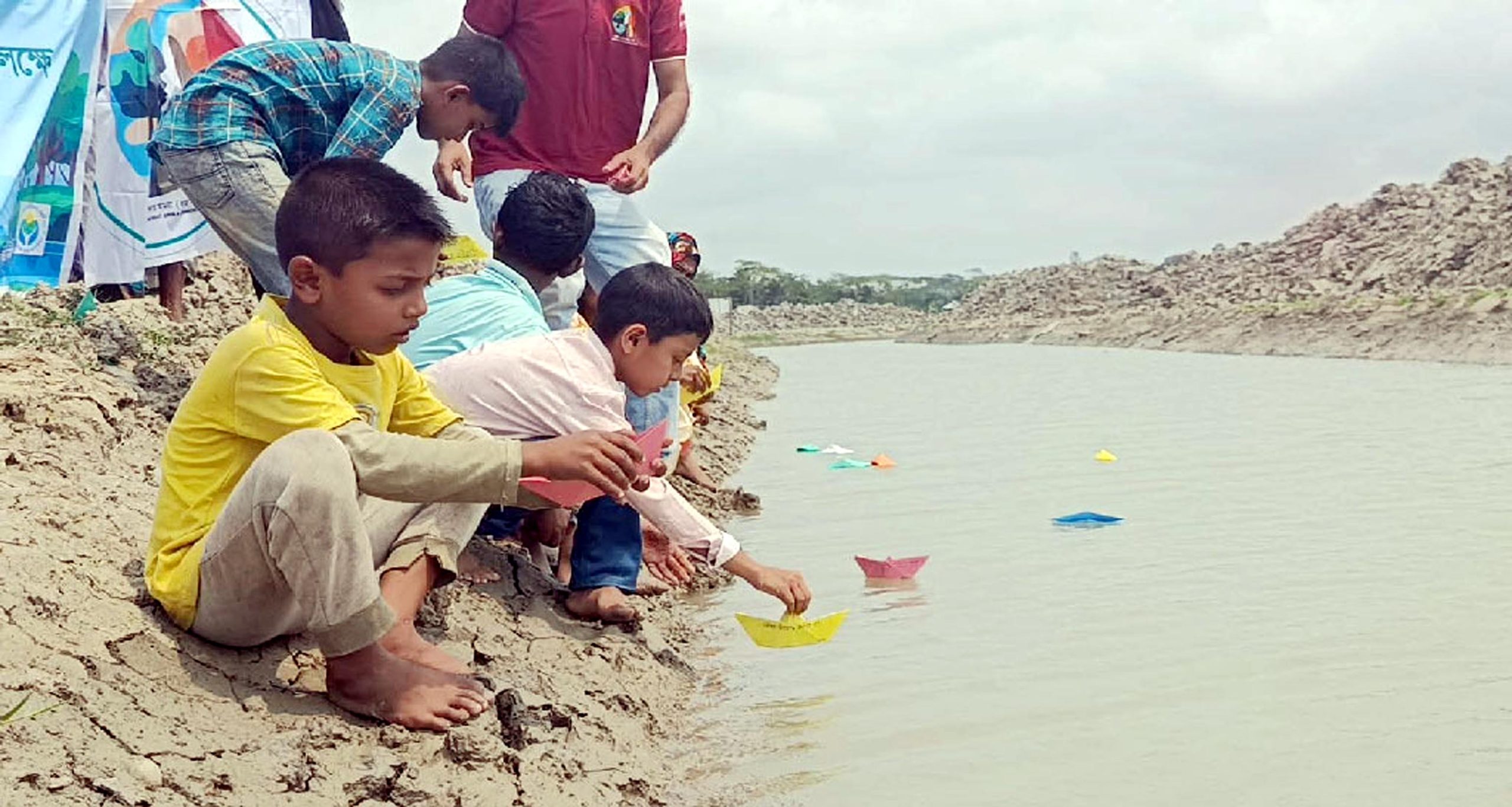বরগুনায় নতুন জলে নৌকা ভাসিয়ে খাল রক্ষার ডাক শিশুদের