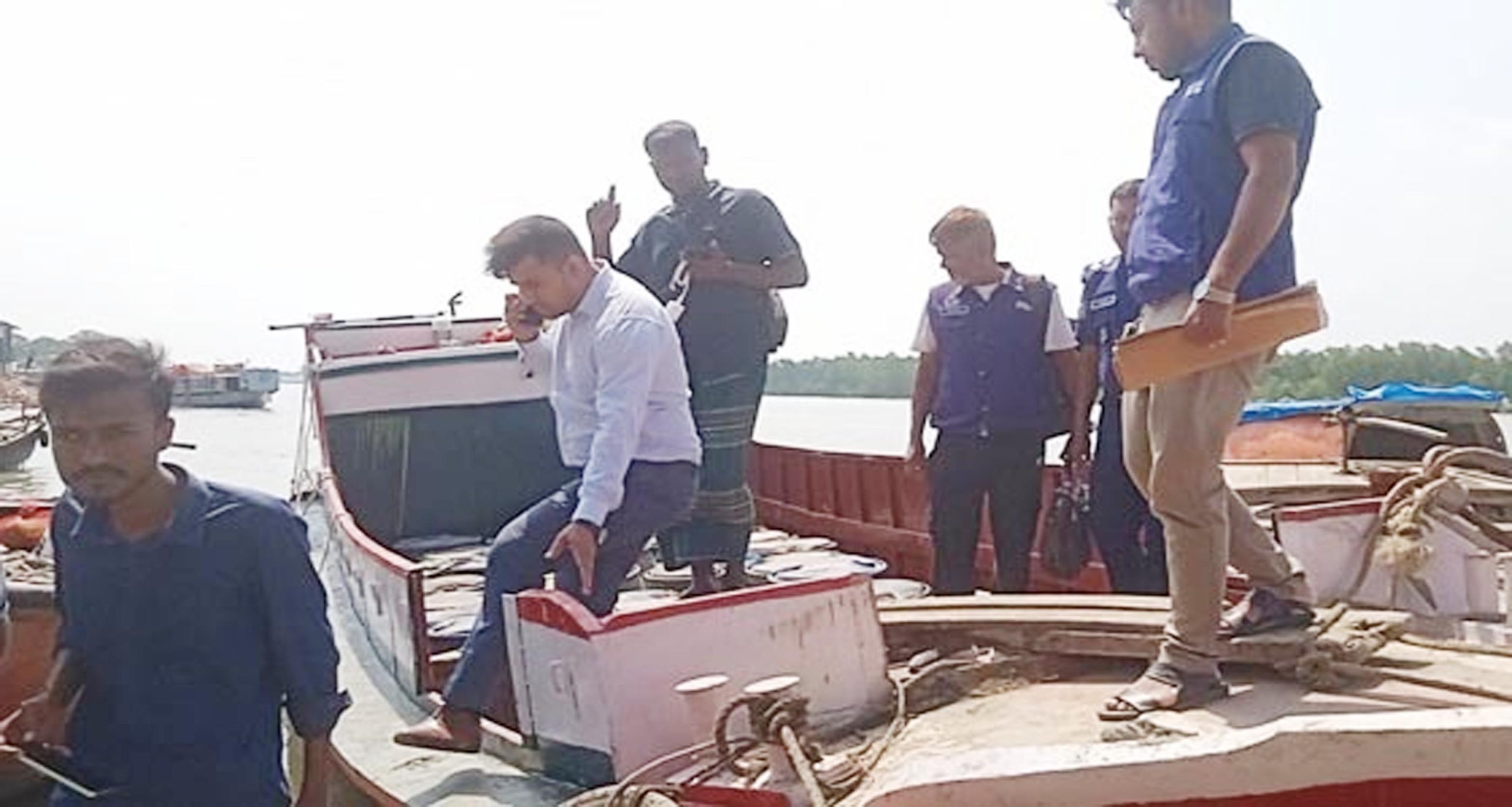কলাপাড়ায় ৬ হাজার ২০০ লিটার পেট্রোল ও ডিজেল জব্দ