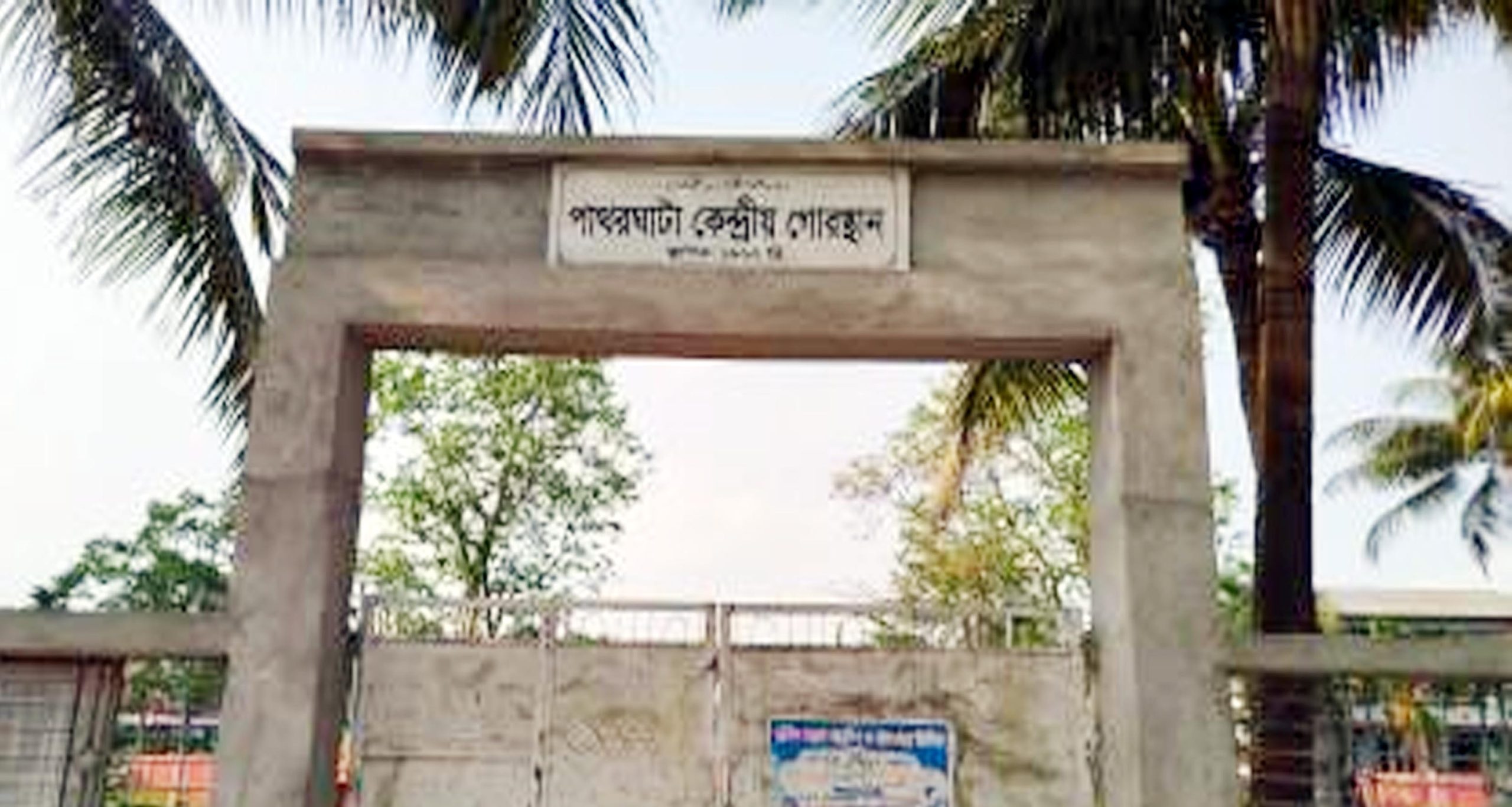 পাথরঘাটায় তরুণীর ঝুলন্ত লাশ উদ্ধার: দাফন ফেলে মায়ের পলায়নে বাড়ছে রহস্য