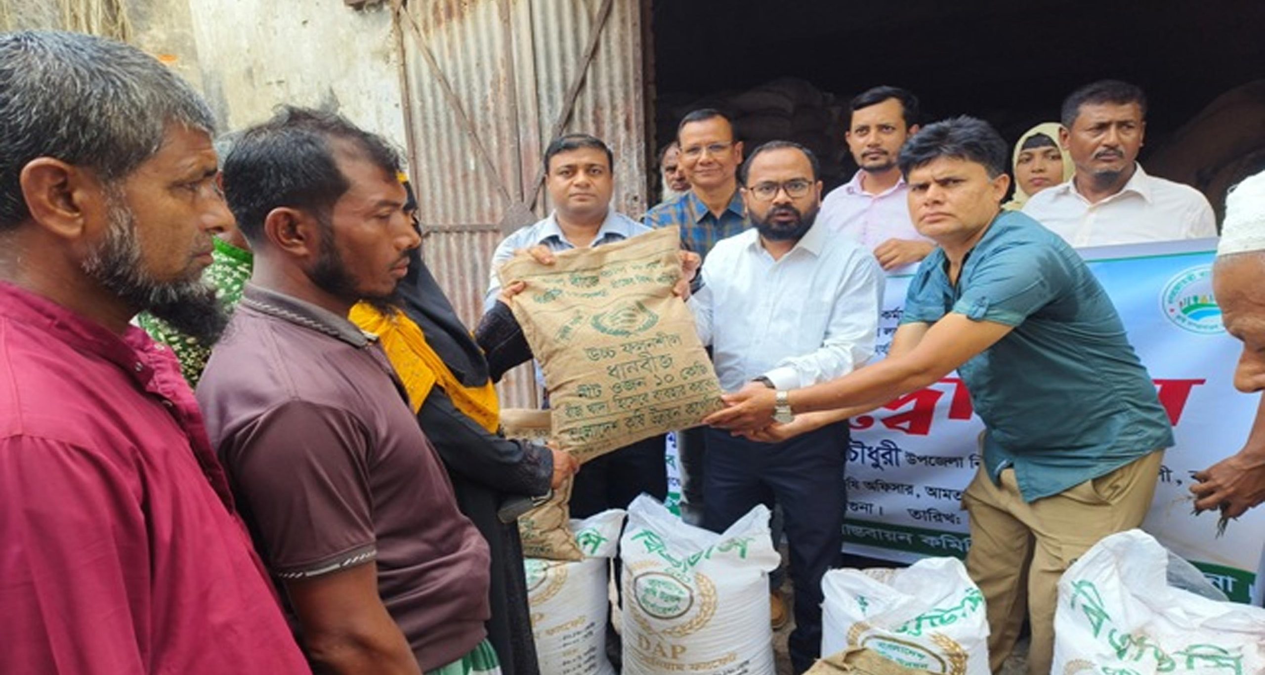 আমতলীর ১২ হাজার কৃষক পোলো বিনামূল্যে সার ও বীজ বিতরণ