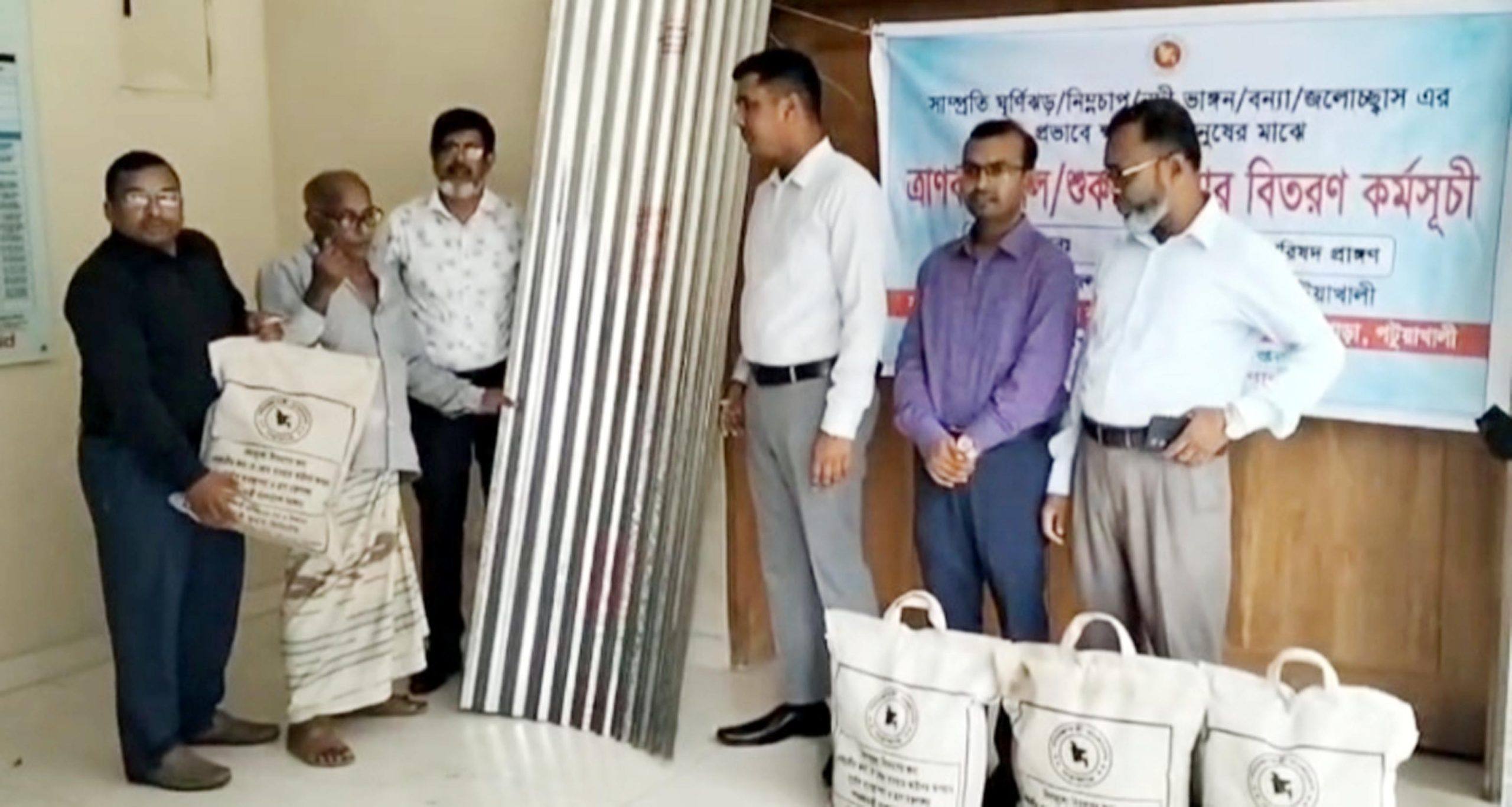 পটুয়াখালীতে কালবৈশাখী ঝড়ে ক্ষতিগ্রস্থদের সহায়তা প্রদান