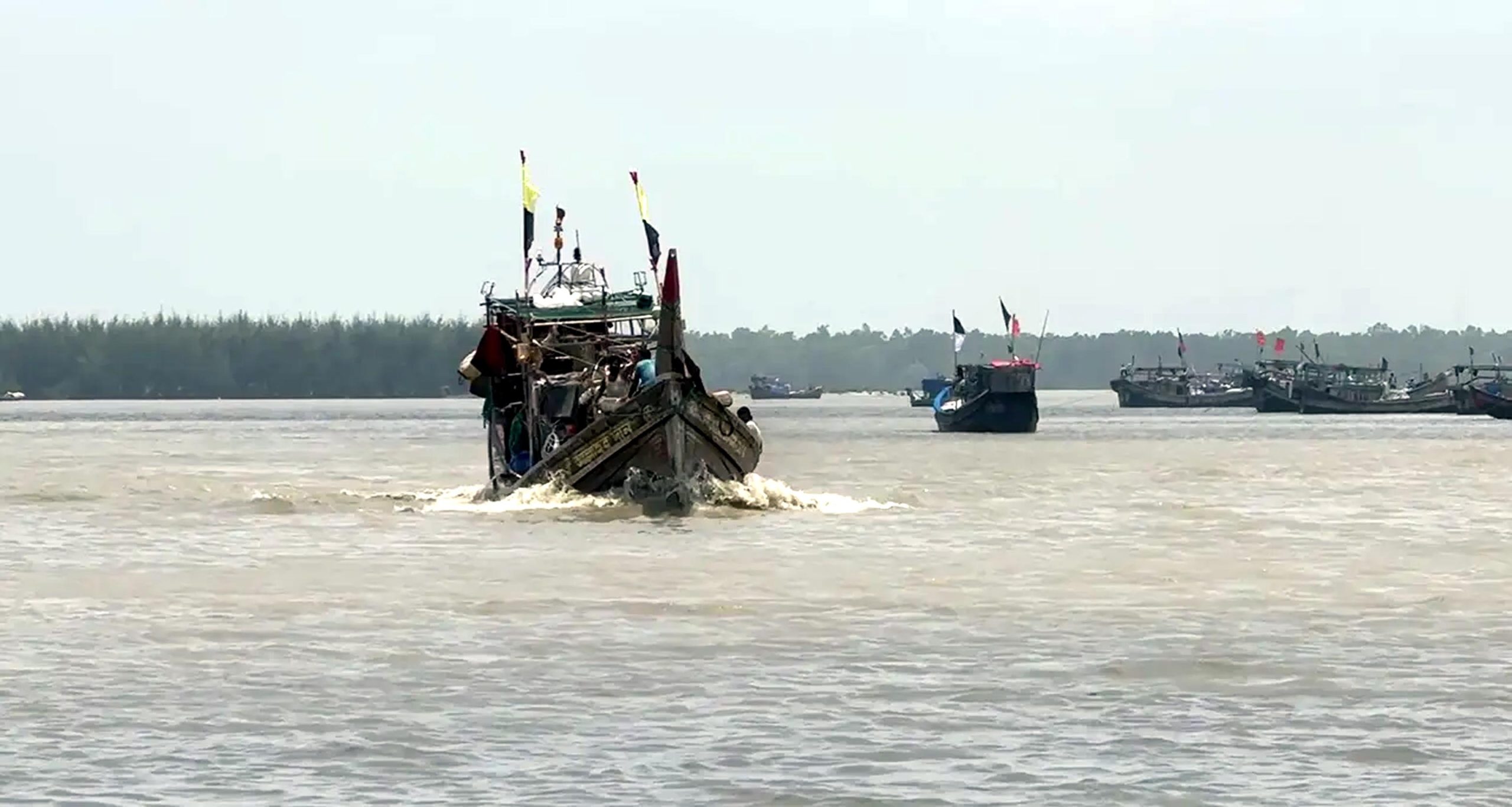 সরকারি মূল্যে ডিজেল পেয়ে সমুদ্রযাত্রায় পটুয়াখালীর উপকূলের জেলেরা