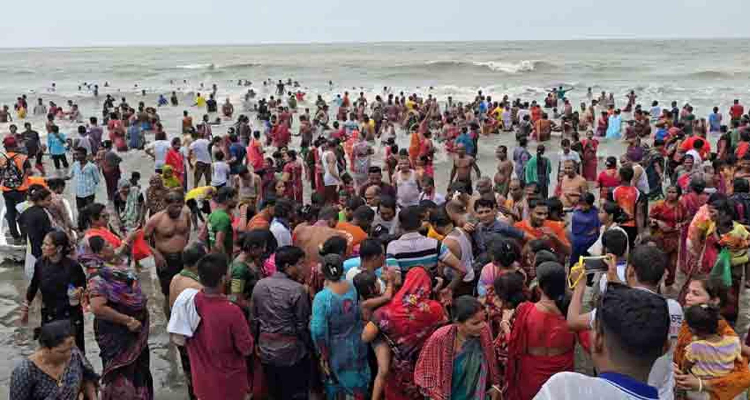 কুয়াকাটায় অক্ষয় তৃতীয়ায় সমুদ্রস্নানে হাজারো সনাতন ধর্মাবলম্বী