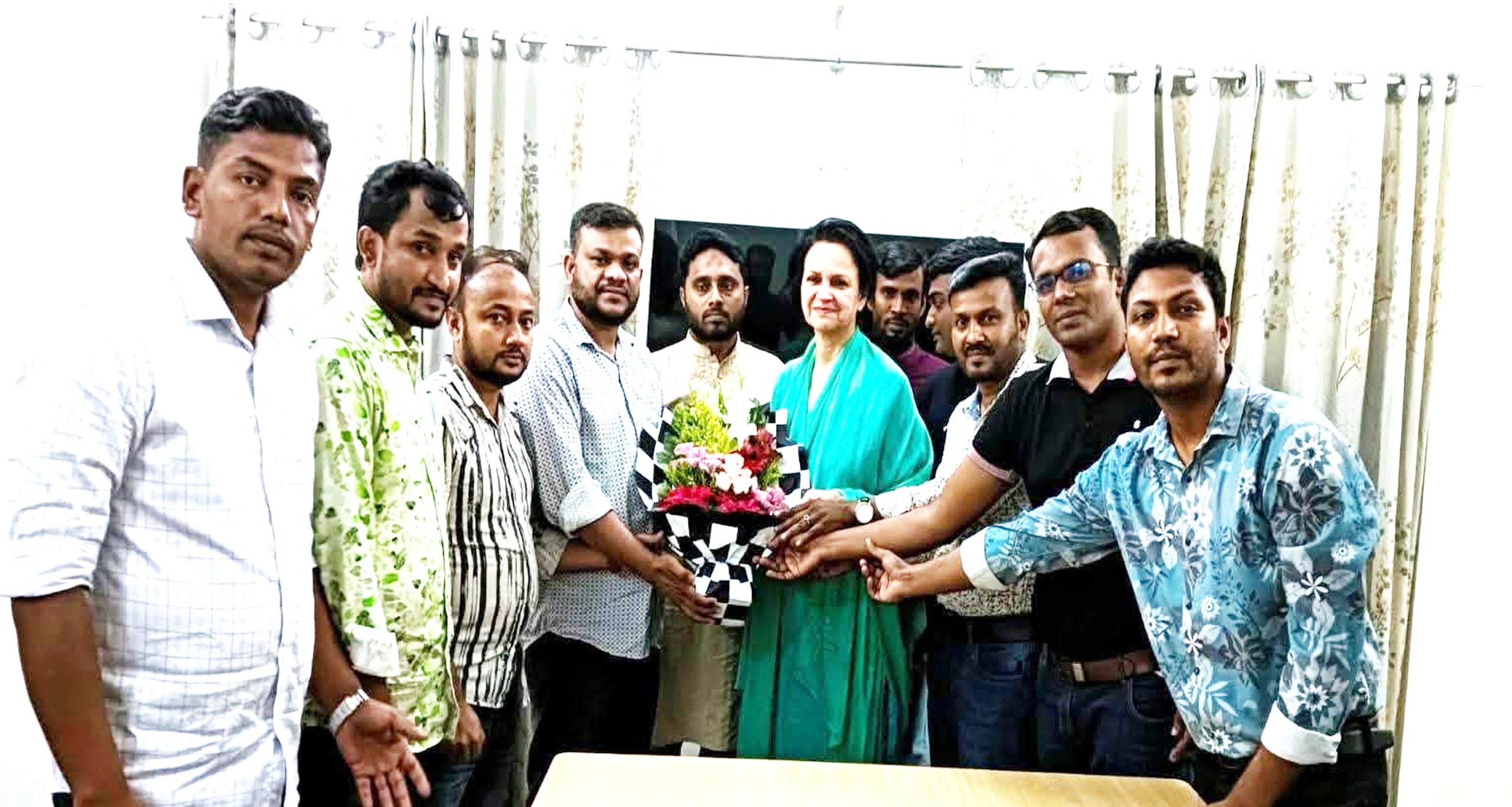 ঝালকাঠির জীবা আমিন খান এমপি কে স্বেচ্ছাসেবক দলের পক্ষ থেকে ফুলেল শুভেচ্ছা 