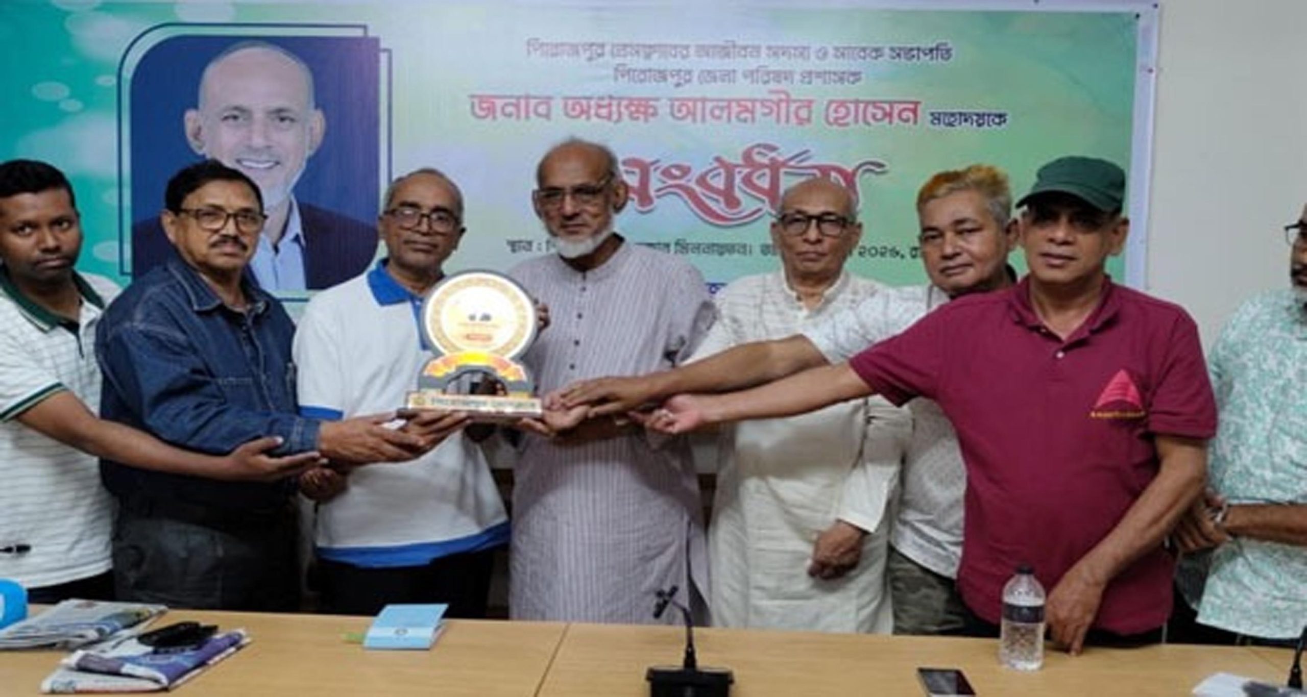 জেলা পরিষদ প্রশাসকে পিরোজপুর প্রেসক্লাবে সংবর্ধনা