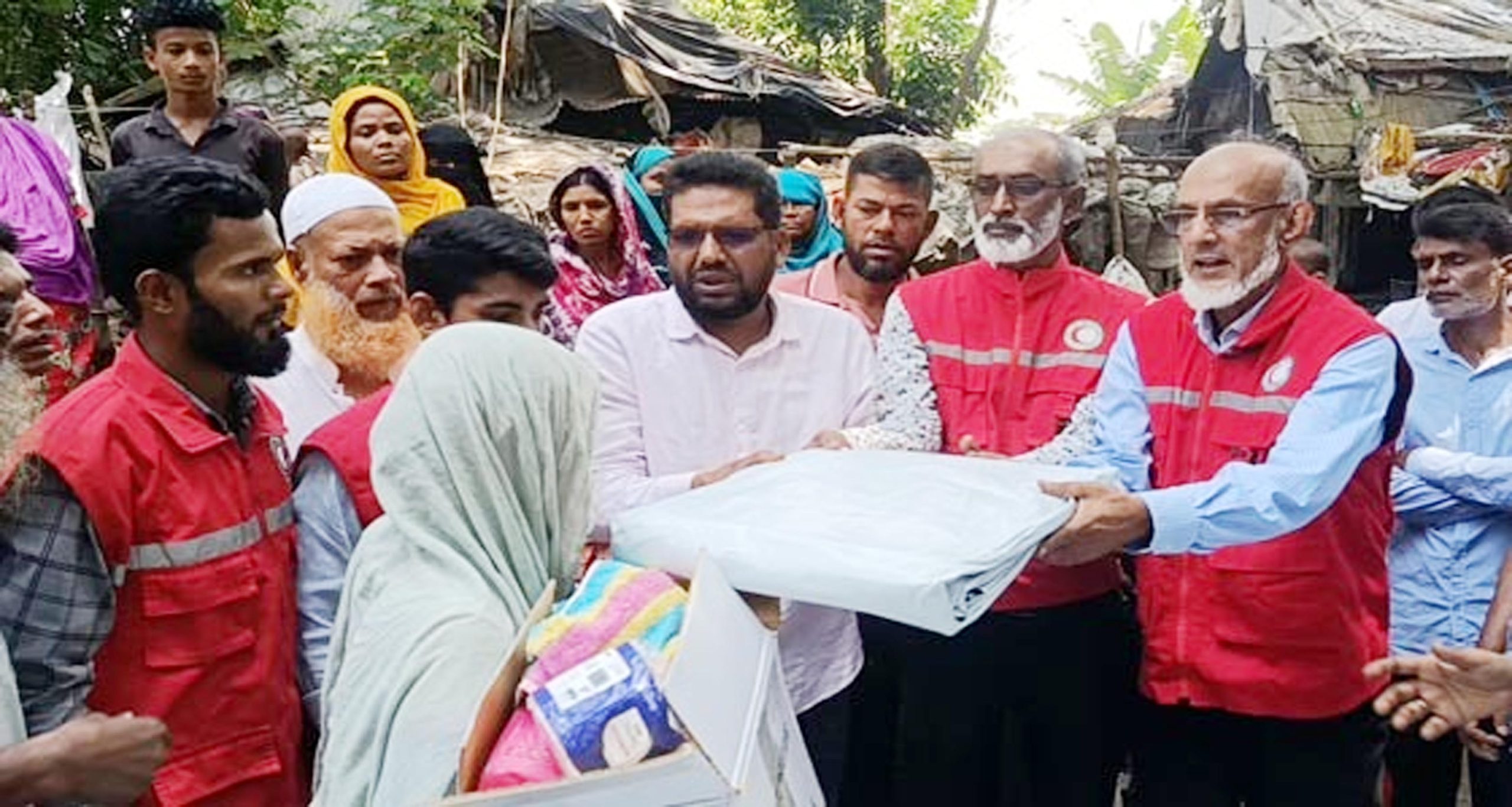 নাজিরপুরে বন্যায় ক্ষতিগ্রস্ত পরিবারকে সহয়তা প্রদান