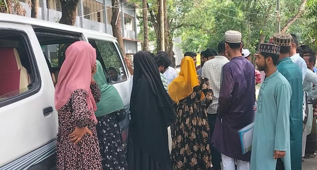 লালমোহনে পরীক্ষার্থীদের ওপর বখাটেদের হামলা