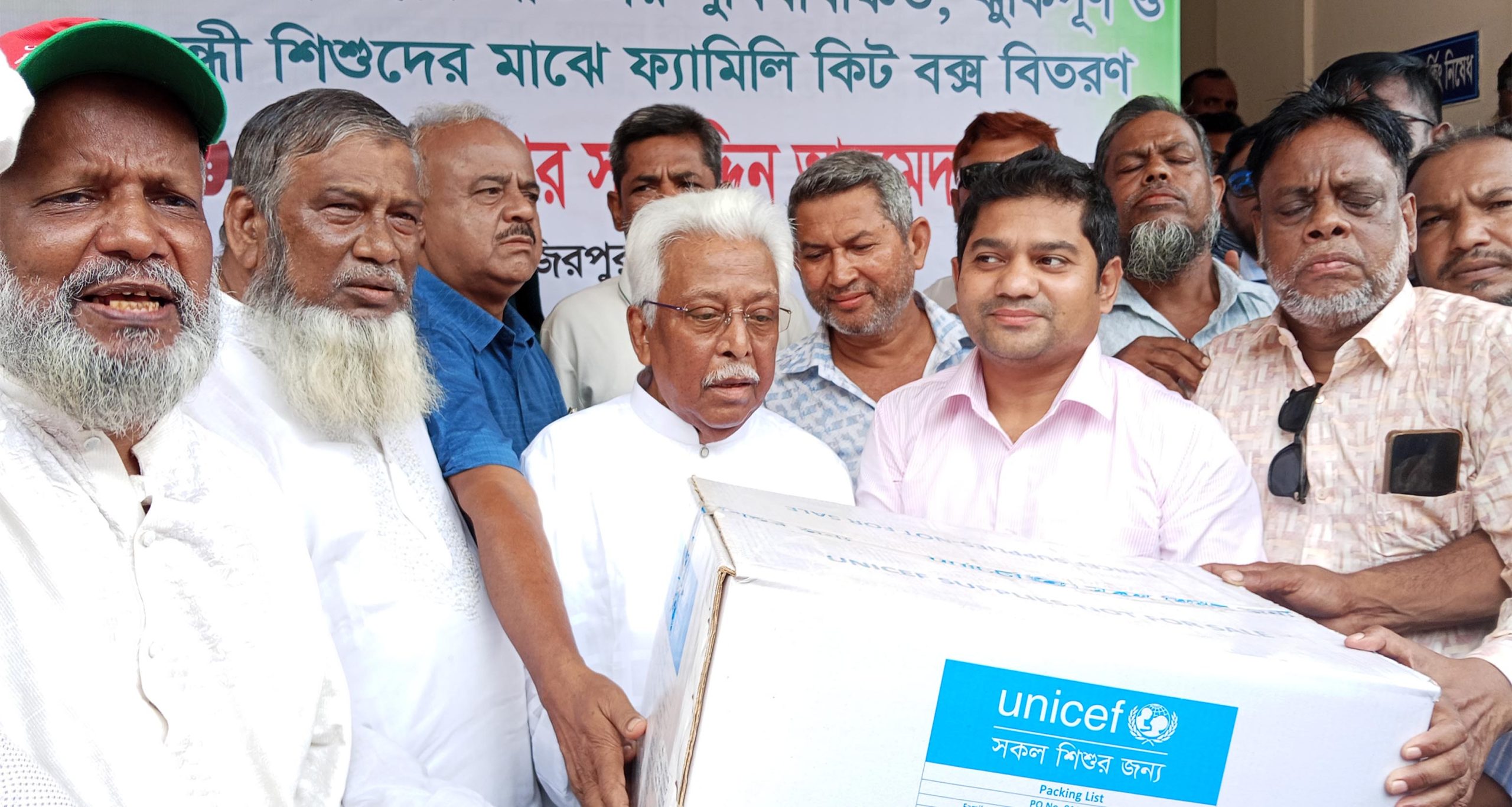 উজিরপুরে দুঃস্থদের মাঝে চাল বিতরণ করেন প্রধান অতিথি-এমপি সরফুদ্দিন সান্টু