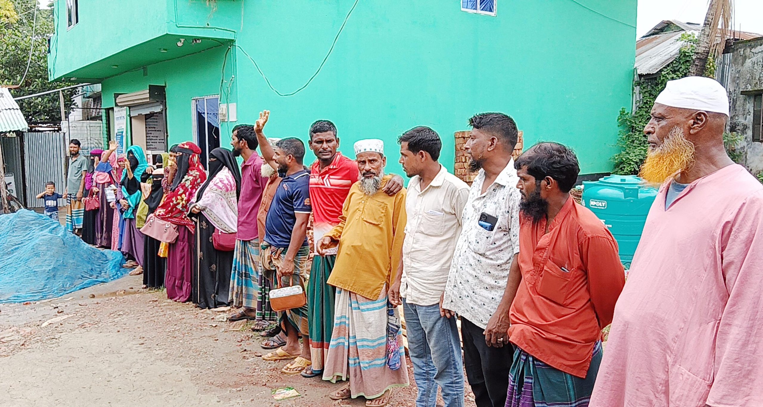 কলাপাড়ায় ৩০ লক্ষাধিক টাকা নিয়ে উধাও ব্যাংকের ক্যাশিয়ার : গ্রাহকদের বিক্ষোভ