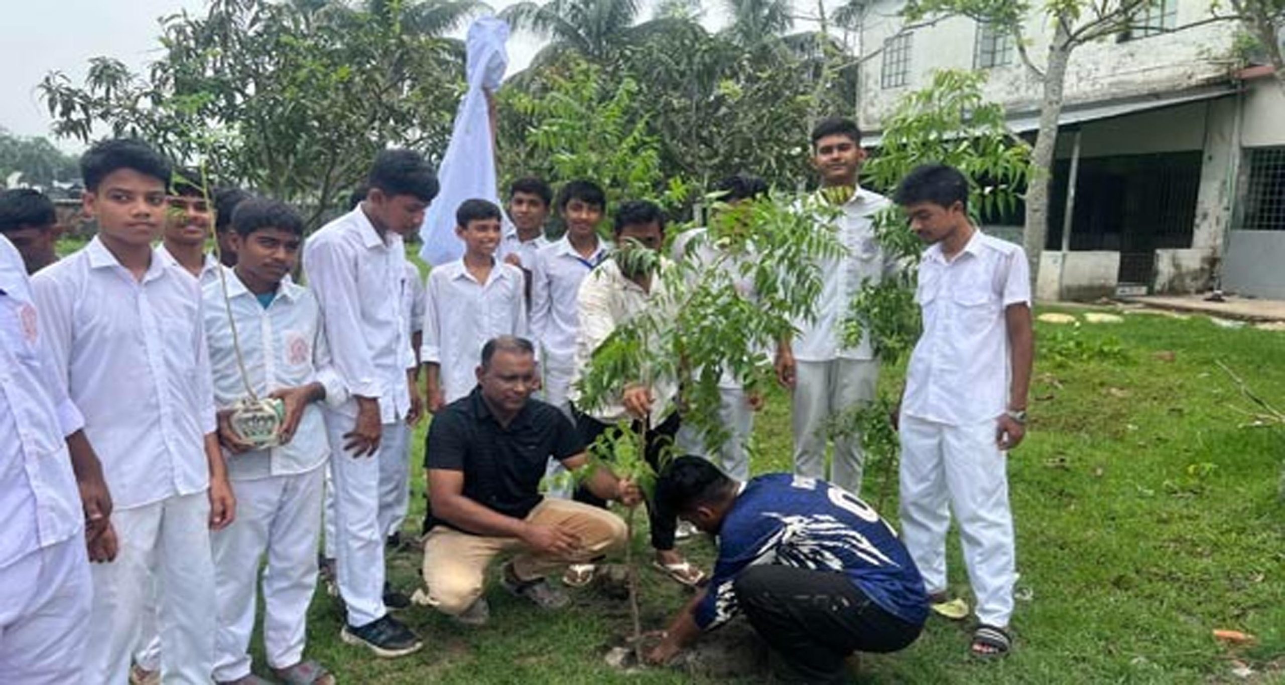 কাউখালীতে স্কুল-মাদ্রাসায় র‌্যালি ও বৃক্ষরোপণ কর্মসূচি