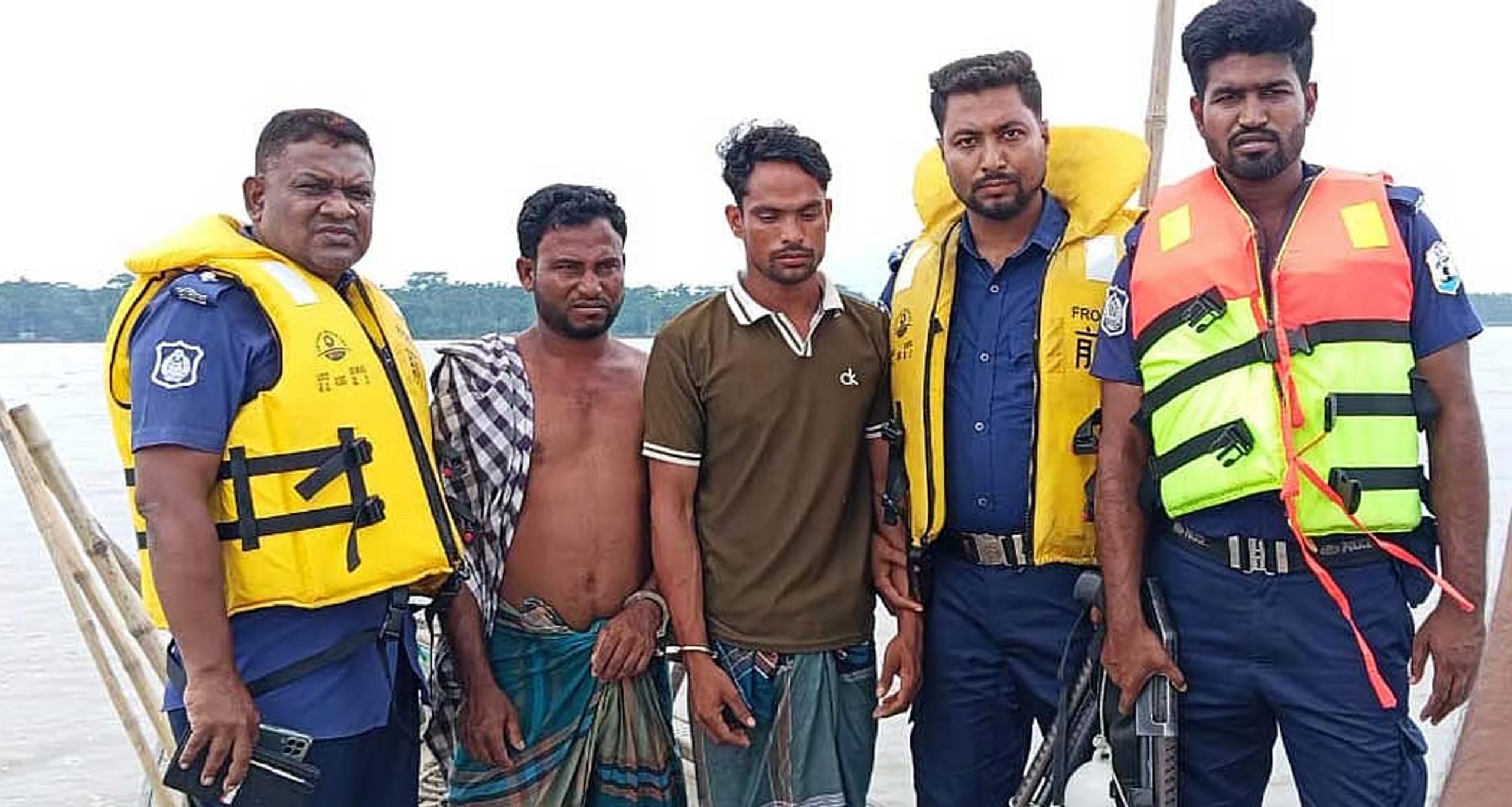 বরিশালে নৌযান থেকে চাঁদা নেওয়ার সময় দুজন গ্রেপ্তার
