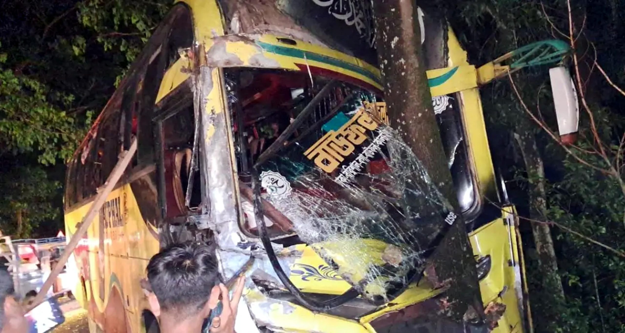 উজিরপুরে দুই বাসের মুখোমুখি সংঘর্ষ, আহত ১২