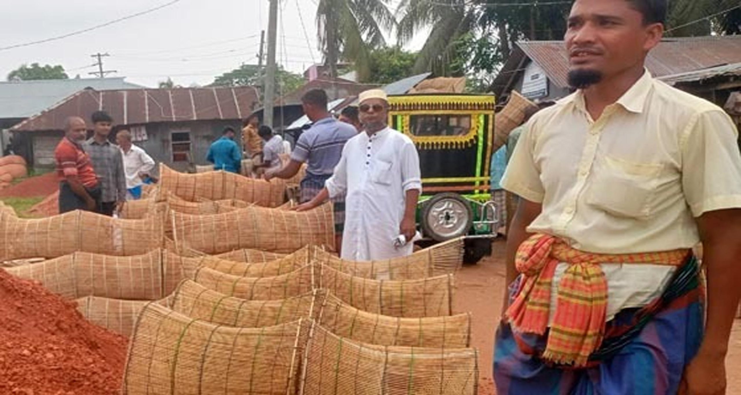 কাউখালীতে অবাধে ‘চাই’ দিয়ে মাছ শিকার