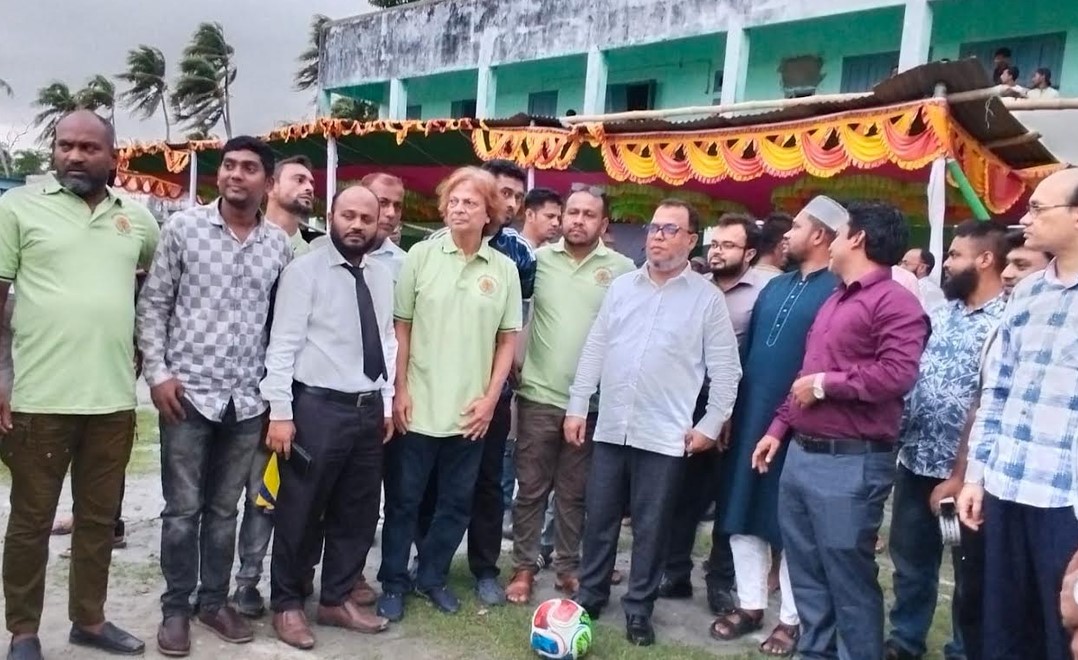 ঝালকাঠিতে পৌর প্রশাসক ফুটবল টুর্নামেন্টের উদ্বোধন
