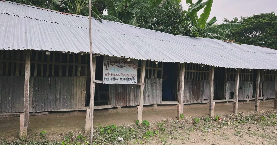 বাউফলে নেই শিক্ষার্থী তবুও চলছে ১৭জন শিক্ষক-কর্মচারী নিয়ে শিক্ষা কার্যক্রম!