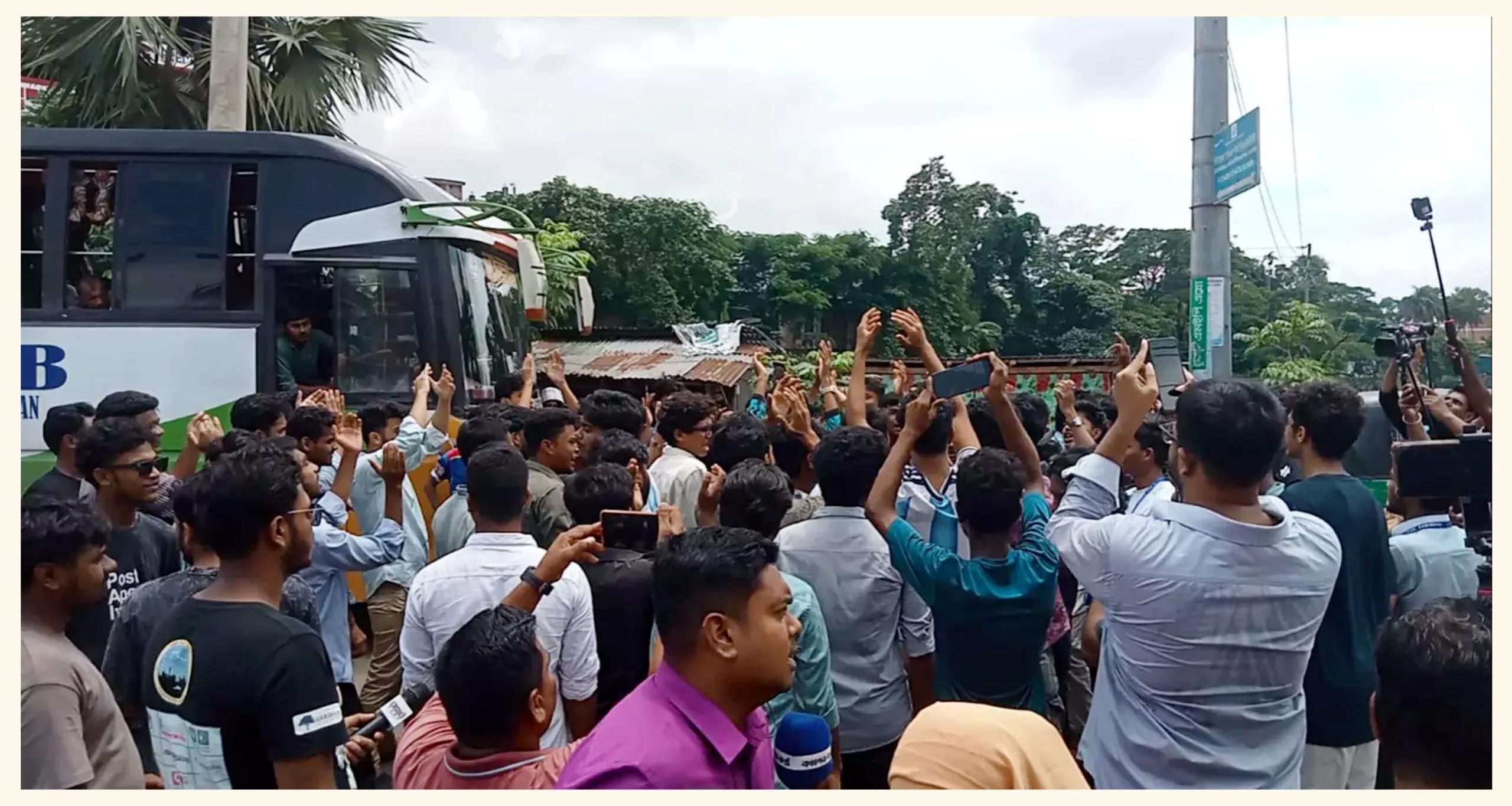 শিক্ষামন্ত্রীর পদত্যাগ দাবিতে ঢাকা-বরিশাল মহাসড়ক অবরোধ করে বিক্ষোভ