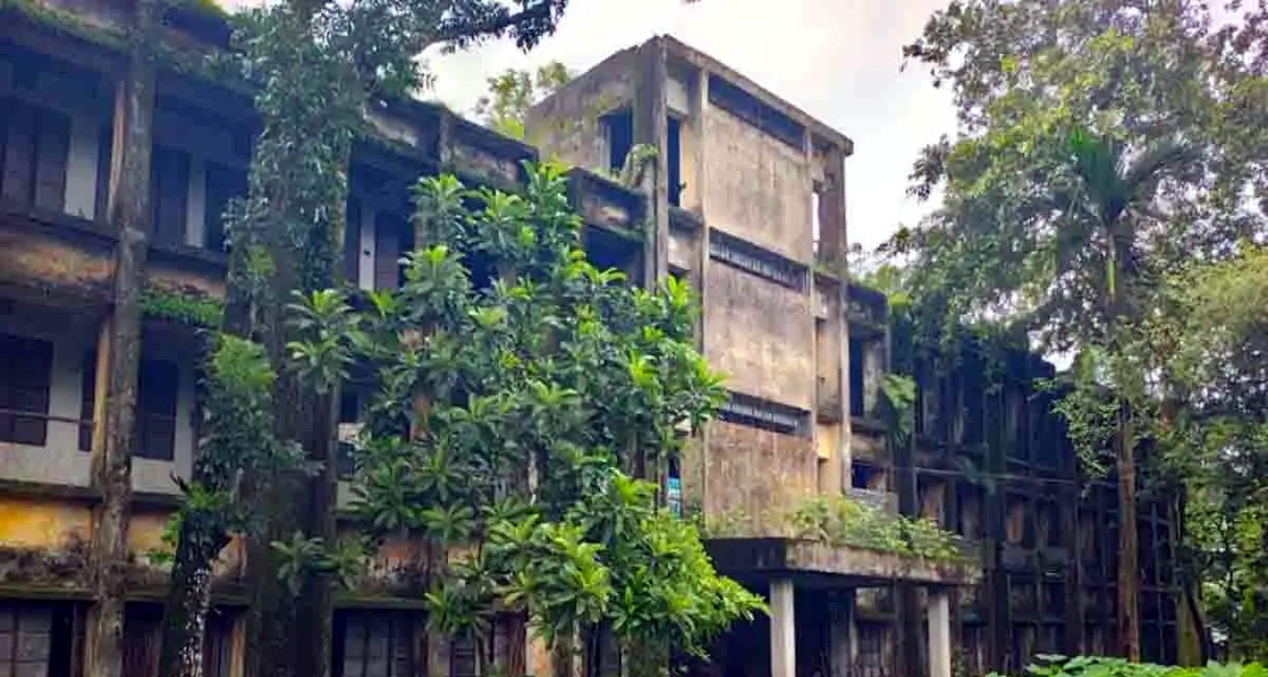 বাকেরগঞ্জে ৩৪ বছরেও চালু হয়নি ছাত্রাবাস, এখন মাদকসেবীদের আস্তানা