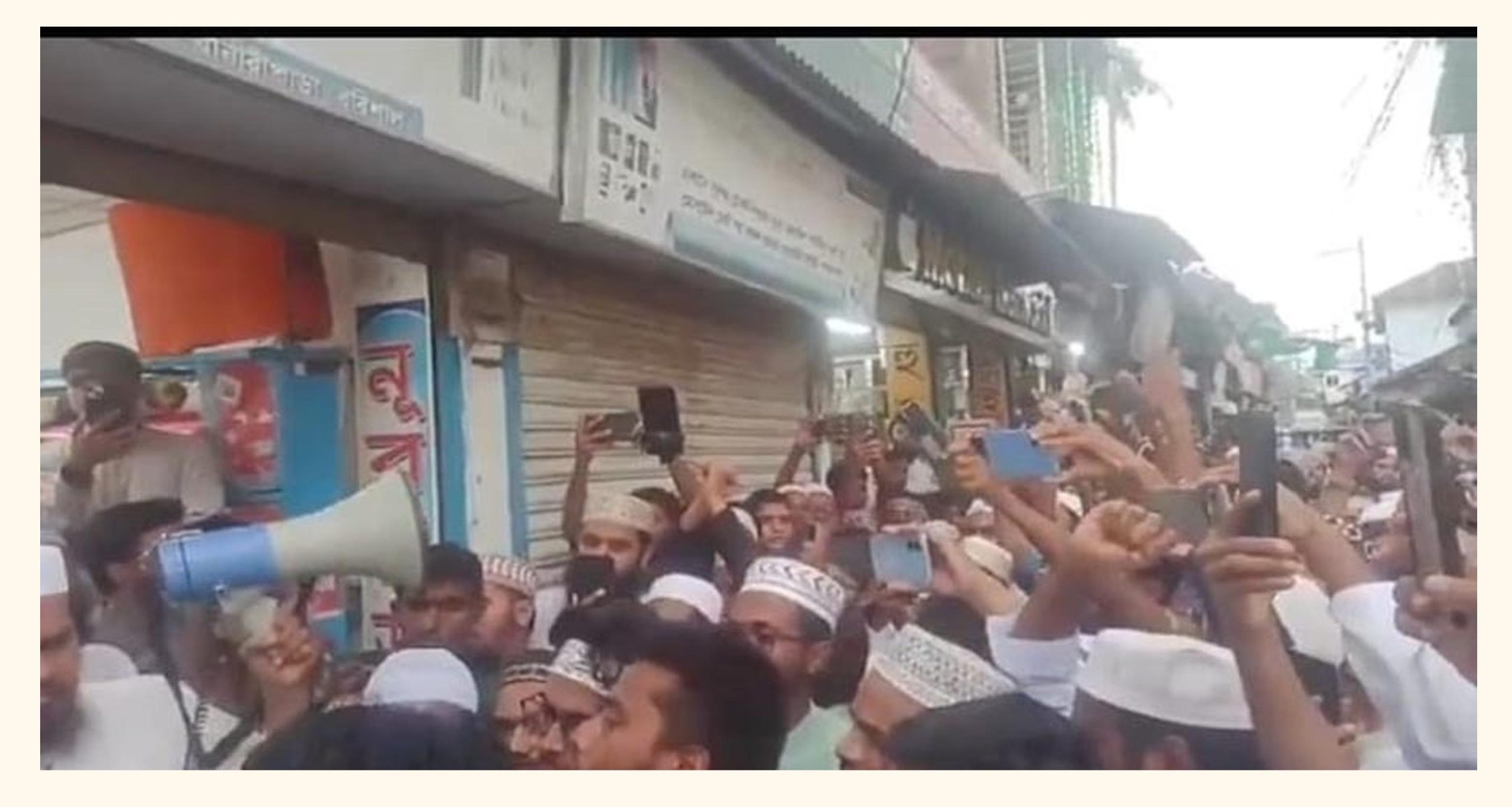 বানারীপাড়ায় বিশ্ব নবীকে নিয়ে কটুক্তির প্রতিবাদে তৌহিদী জনতার বিক্ষোভ