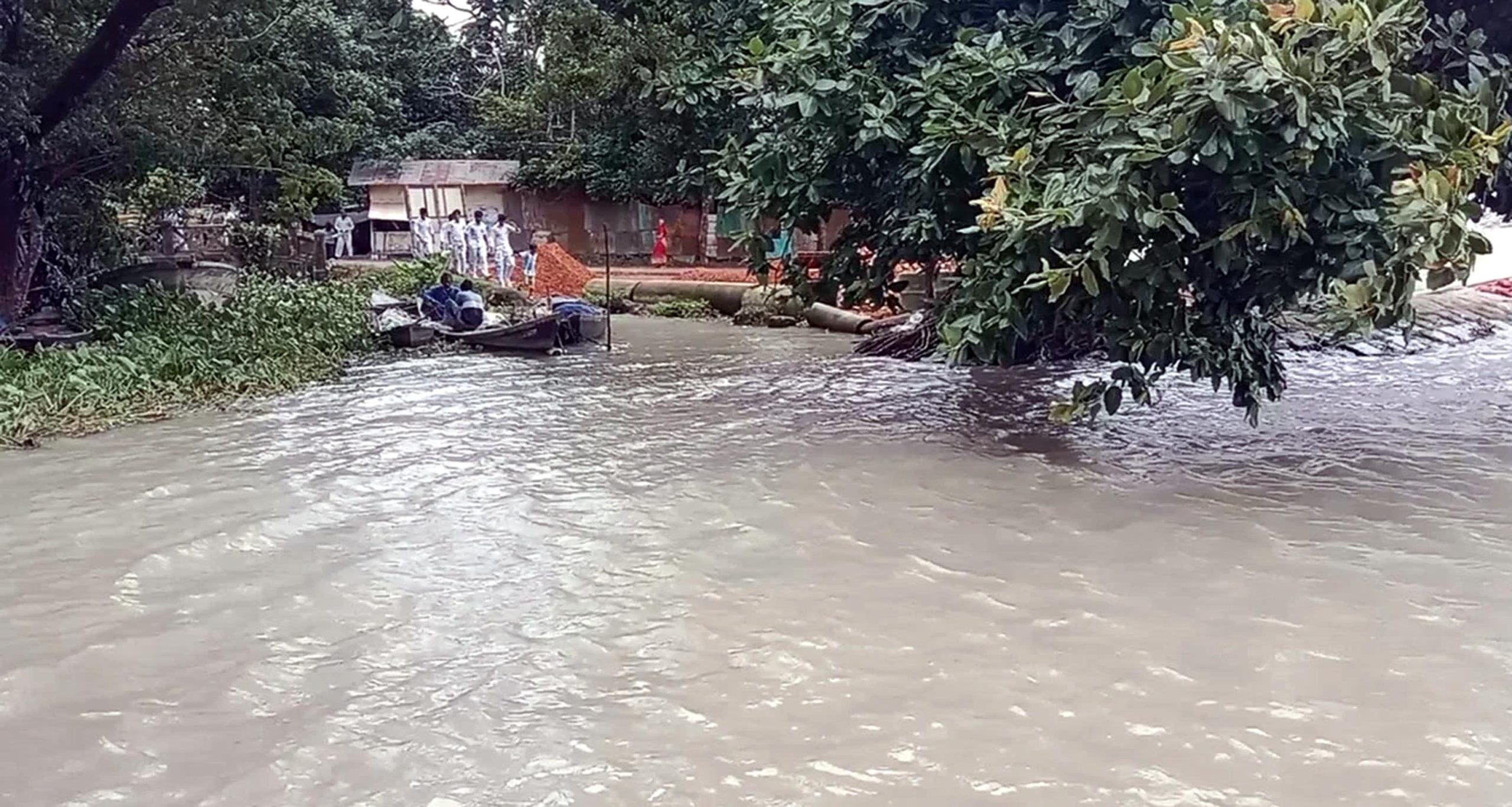 পূর্ণিমার জোয়ারে ঝালকাঠিতে নদীর পানি বৃদ্ধি
