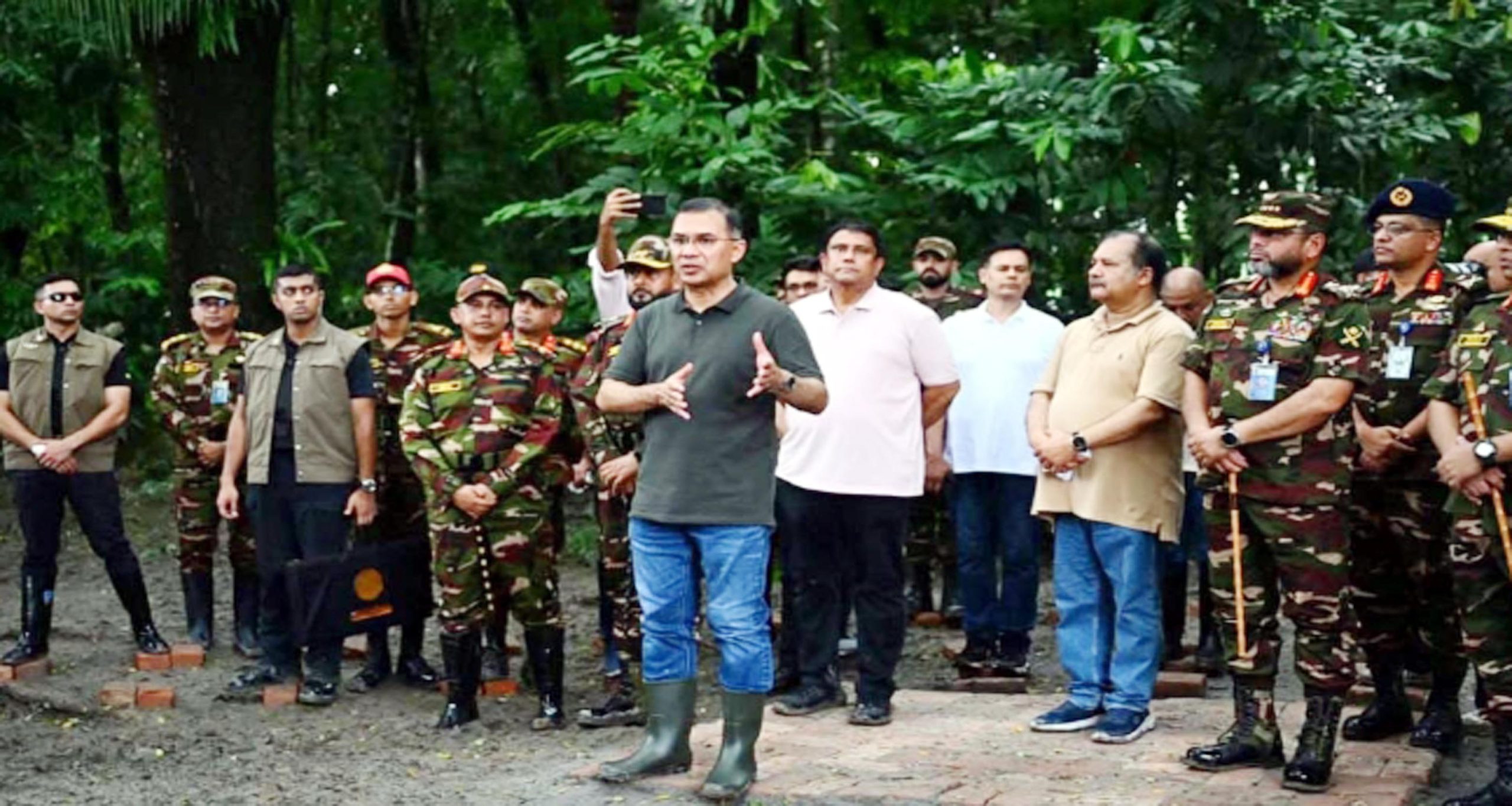 বাবুগঞ্জের বিস্তীর্ণ জঙ্গলে সেনাবাহিনীর গ্রীস্মকালীণ মহড়া পরিদর্শন করলেন প্রধানমন্ত্রী