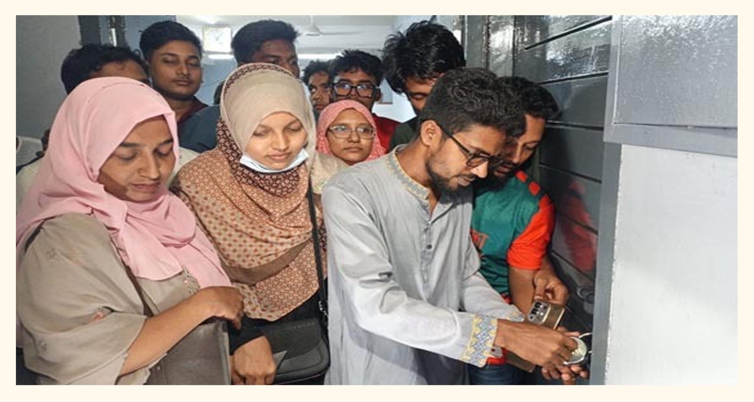 বরিশালে ‎সিভিল সার্জনের অপসারনের দাবীতে কক্ষে তালা