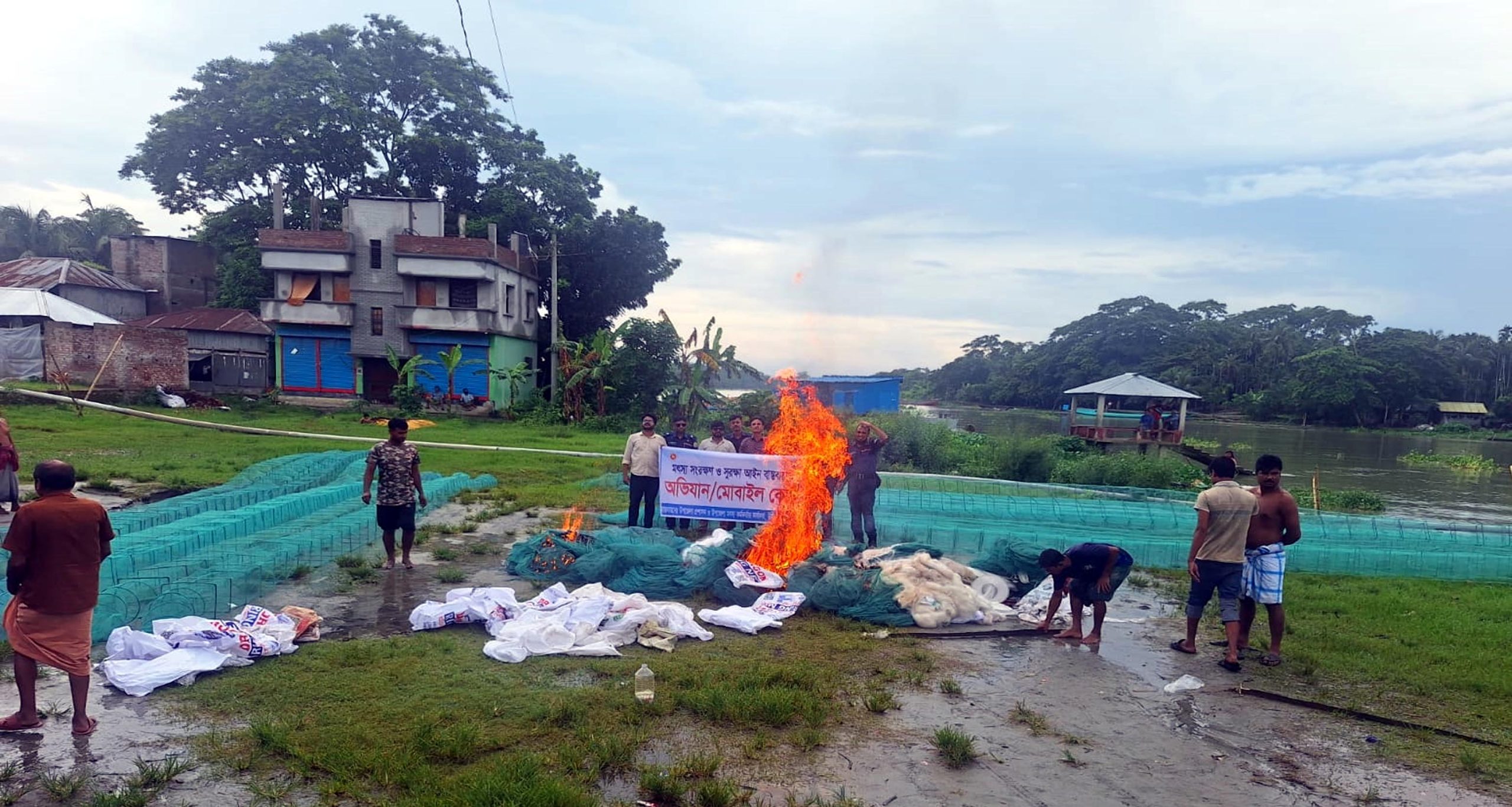 উজিরপুরে অভিযানে অর্ধকোটি টাকার নিষিদ্ধ জাল জব্দ