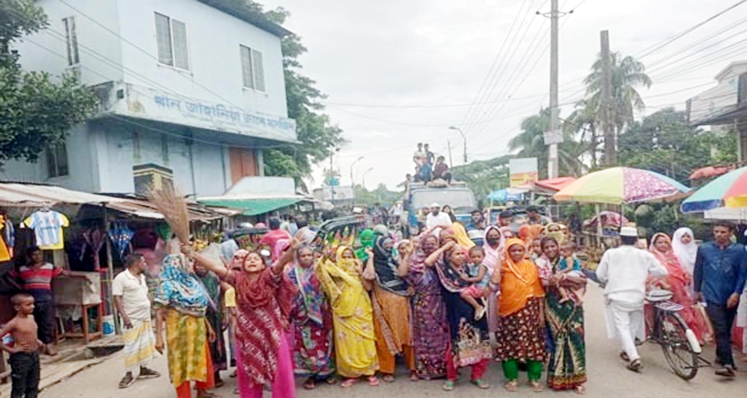 বরিশালে ছাত্রদলের সম্পাদকসহ তার সহযোগিদের গ্রেপ্তারের দাবিতে ঝাড়ু মিছিল