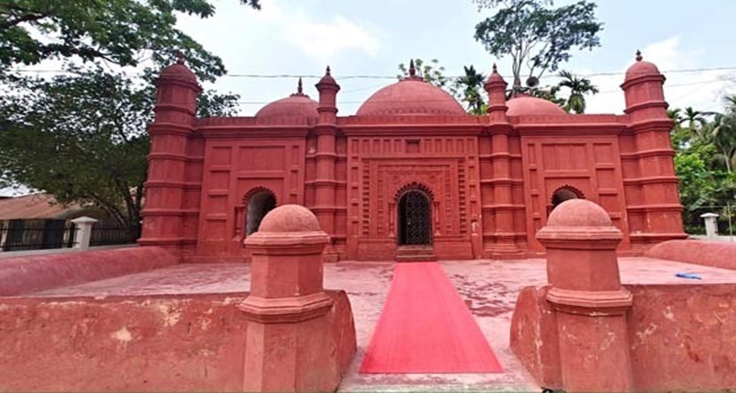 গৌরনদীতে সুলতানি আমলের ঐতিহাসিক ৬ ফুট পুরু দেয়ালের কমলাপুর জামে মসজিদ