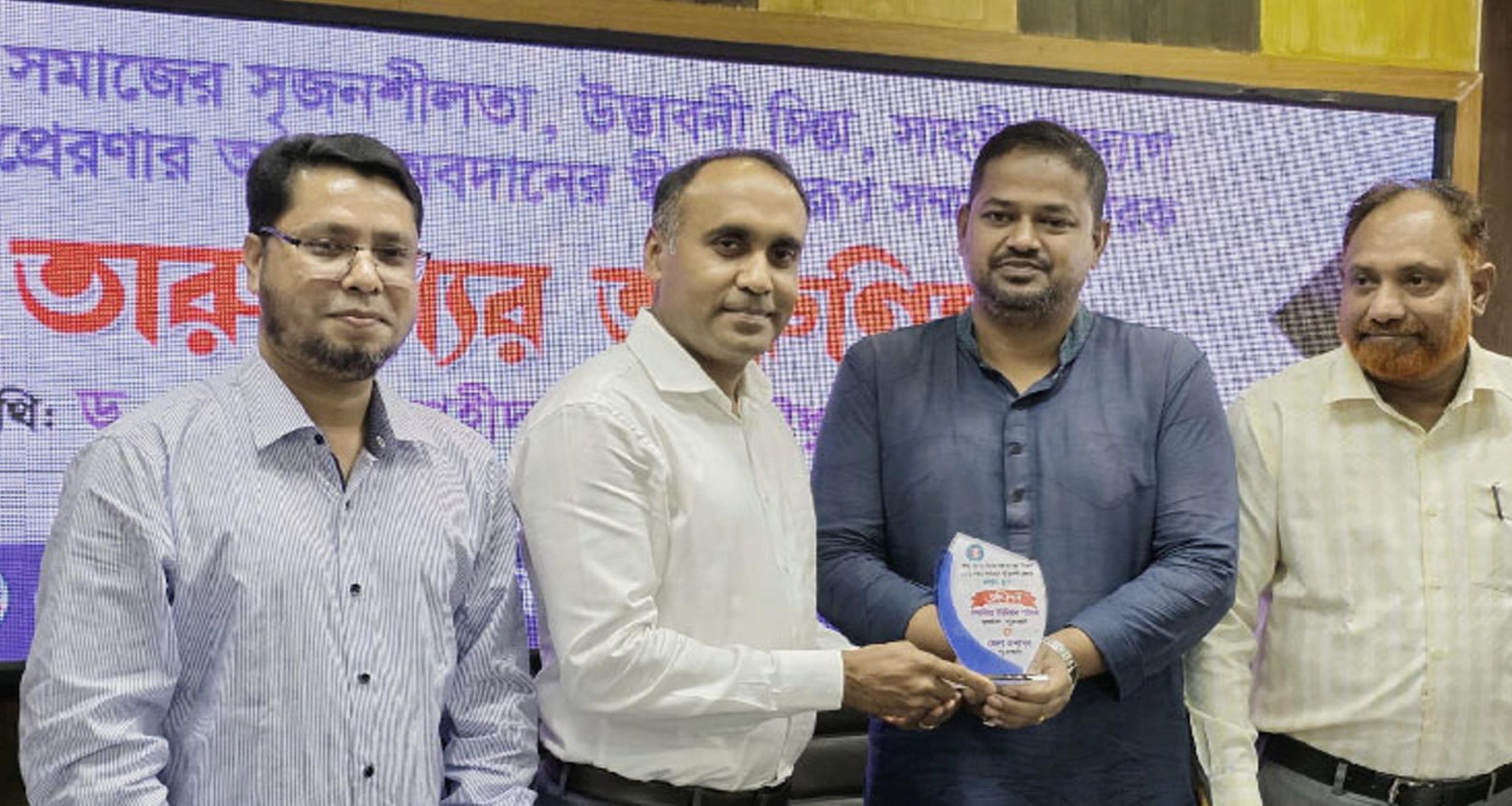 টানা দুইবার সেরা ইউএনও গলাচিপার ইজাজুল হক