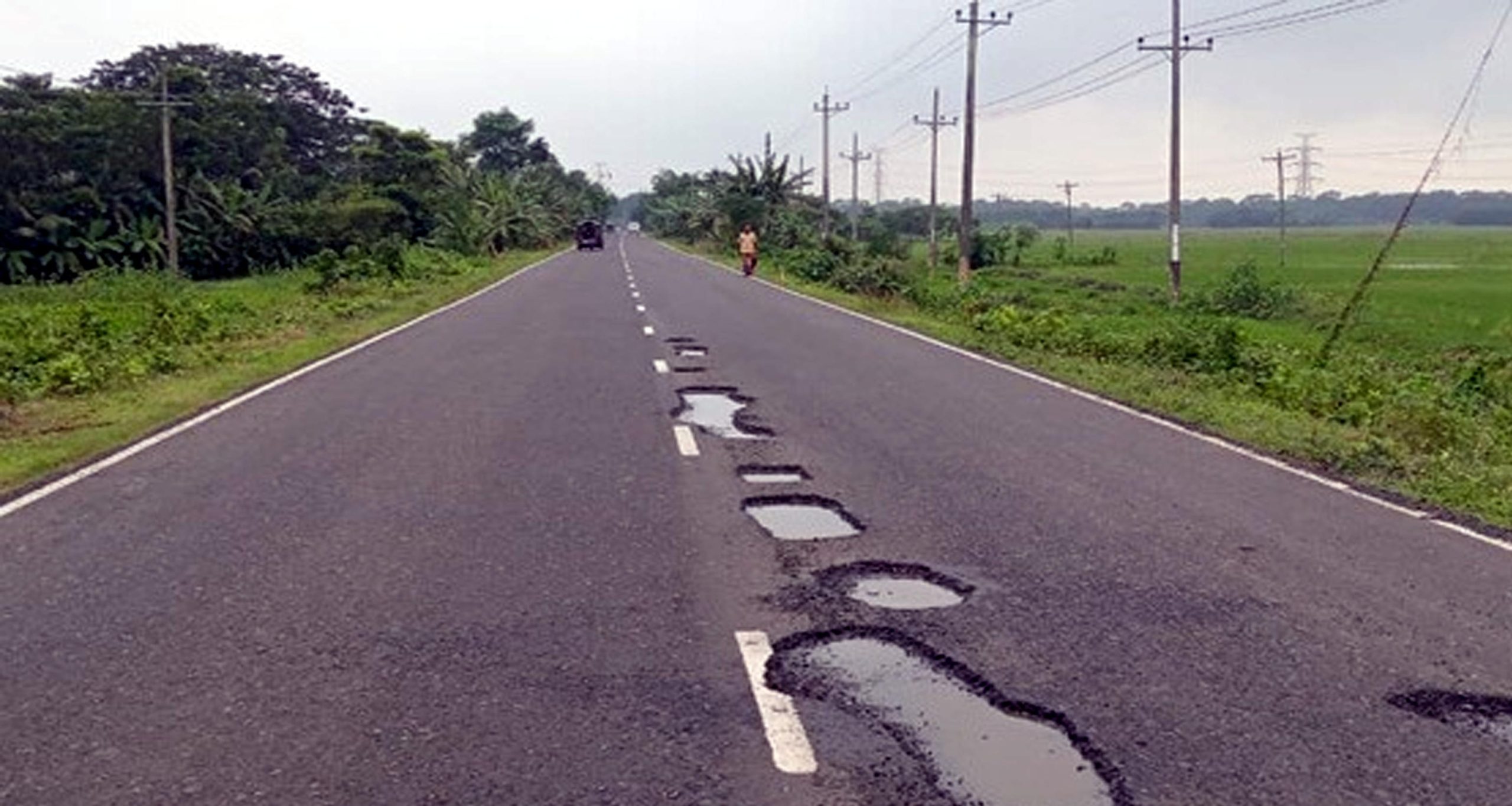 পটুয়াখালী-কুয়াকাটা মহাসড়ক : সংস্কারের ১৫ দিনের মাথায় খানাখন্দে ভরপুর, অনিয়মের অভিযোগ