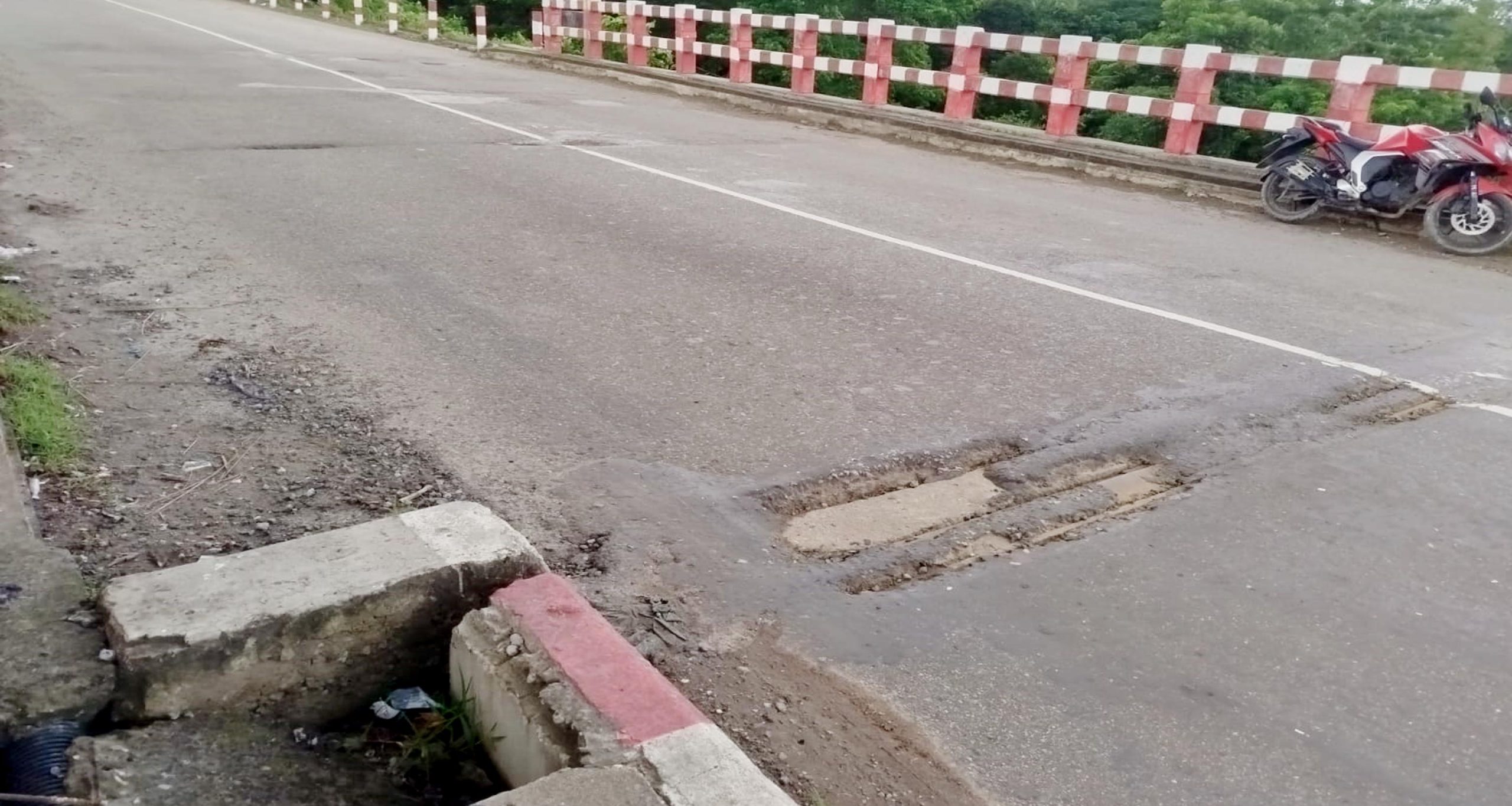 বেহাল সংযোগ সড়ক ও গর্তে দুর্ঘটনার ঝুঁকিতে বরিশালের প্রবেশদ্বার দোয়ারিকা সেতু